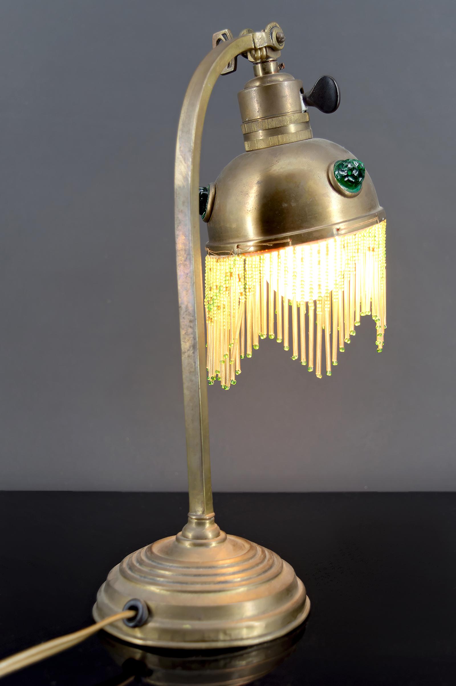Art Nouveau / Arts & Crafts Lámpara de mesa de latón con cabujones de cristal, circa 1910 en venta 2