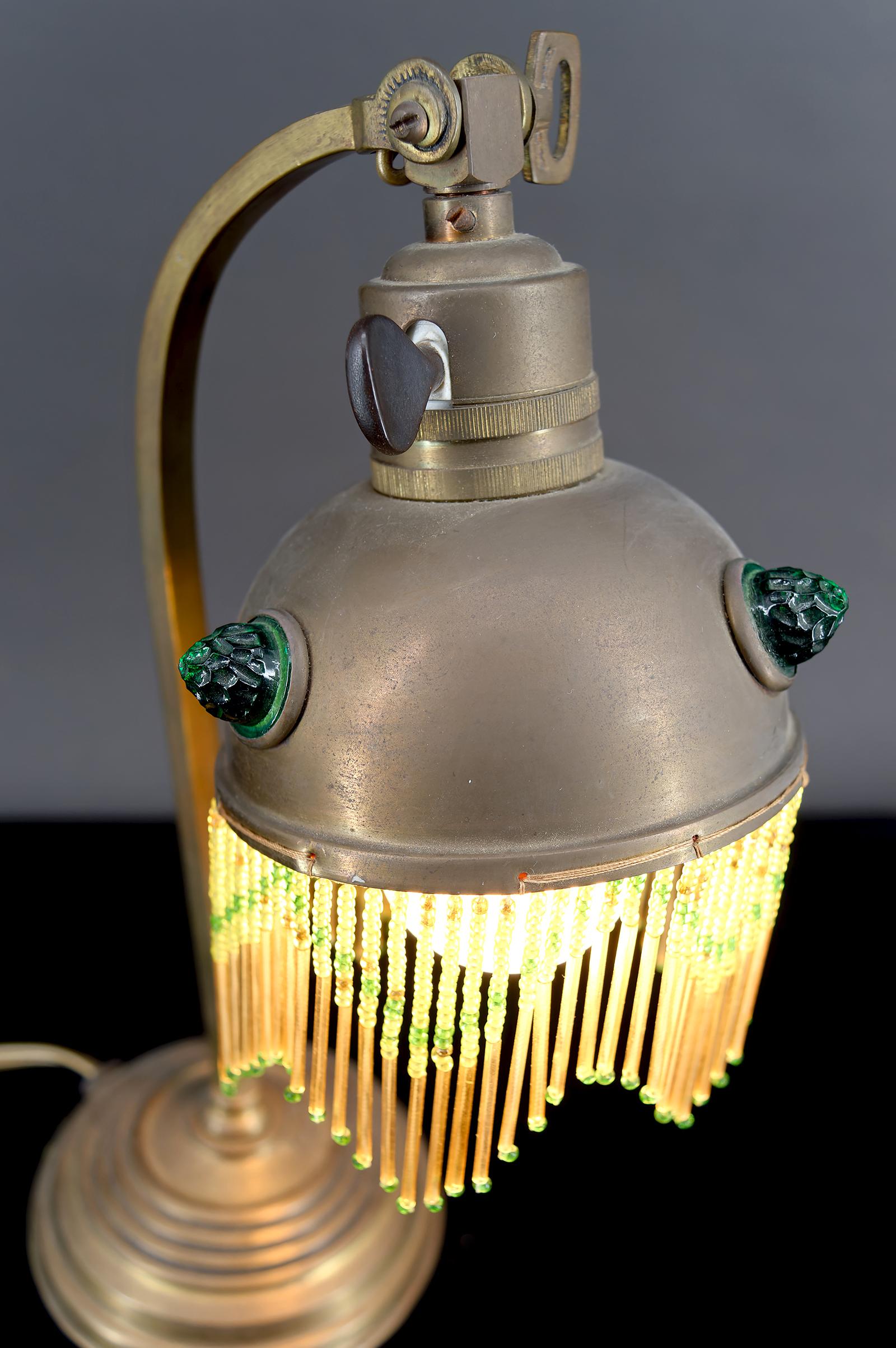 Art Nouveau / Arts & Crafts Lámpara de mesa de latón con cabujones de cristal, circa 1910 en venta 3