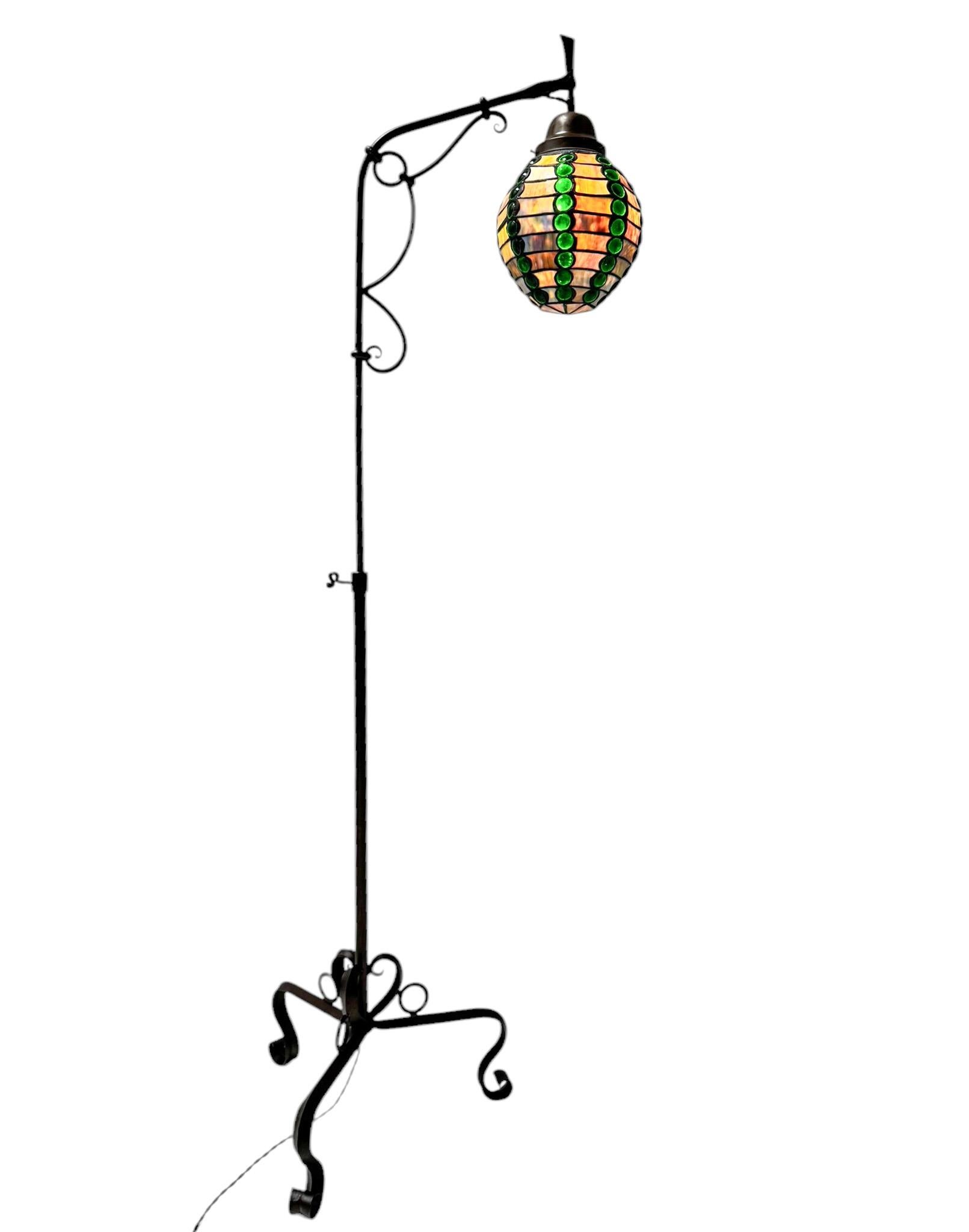 Francese Lampada da terra in stile Art Nouveau con paralume in vetro multicolore, 1900 in vendita