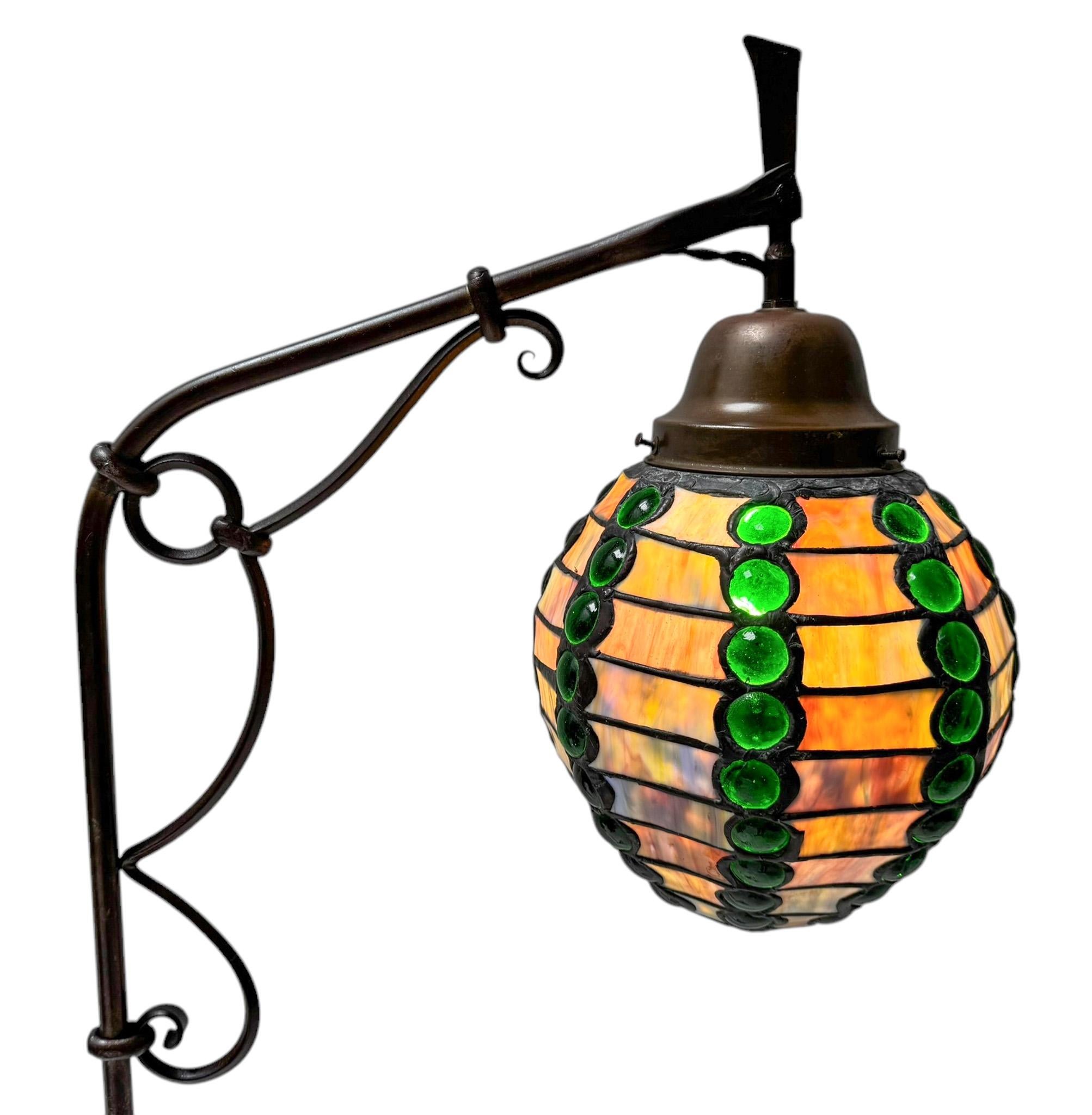 Inizio XX secolo Lampada da terra in stile Art Nouveau con paralume in vetro multicolore, 1900 in vendita