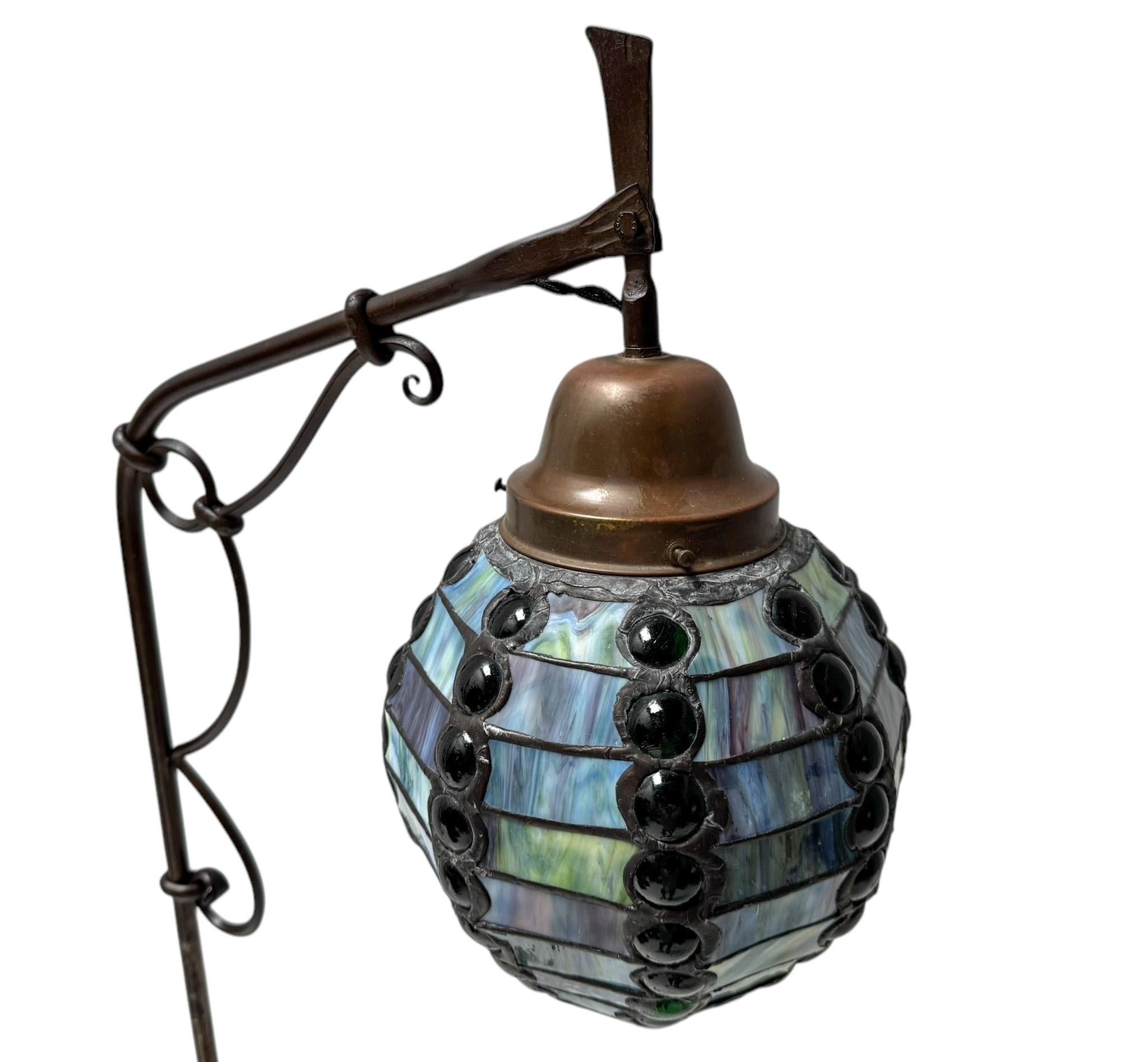 Vetro colorato Lampada da terra in stile Art Nouveau con paralume in vetro multicolore, 1900 in vendita
