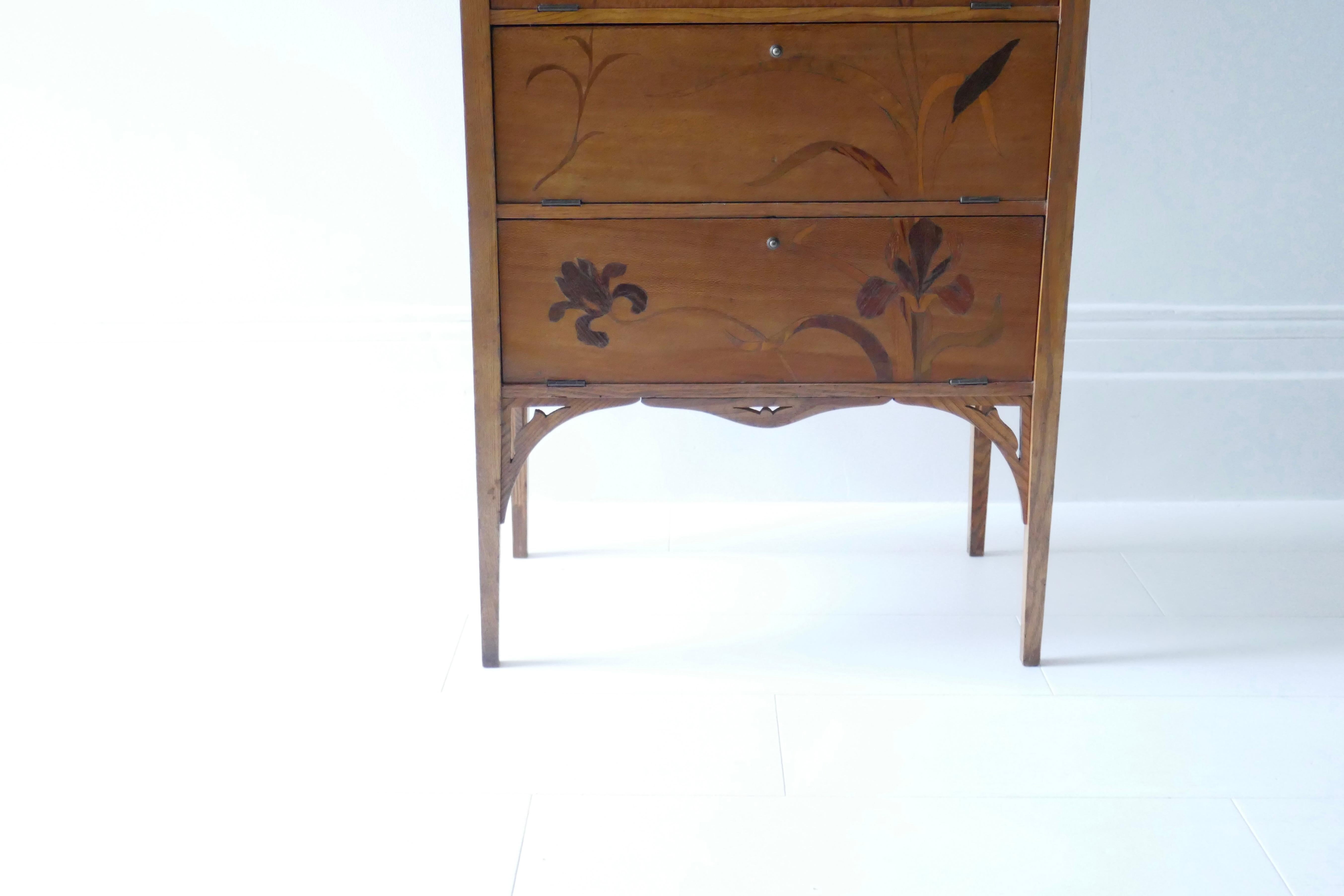 Art Nouveau Ash Wood Chest of Drawer in the Style of Louis Majorelle, France 7