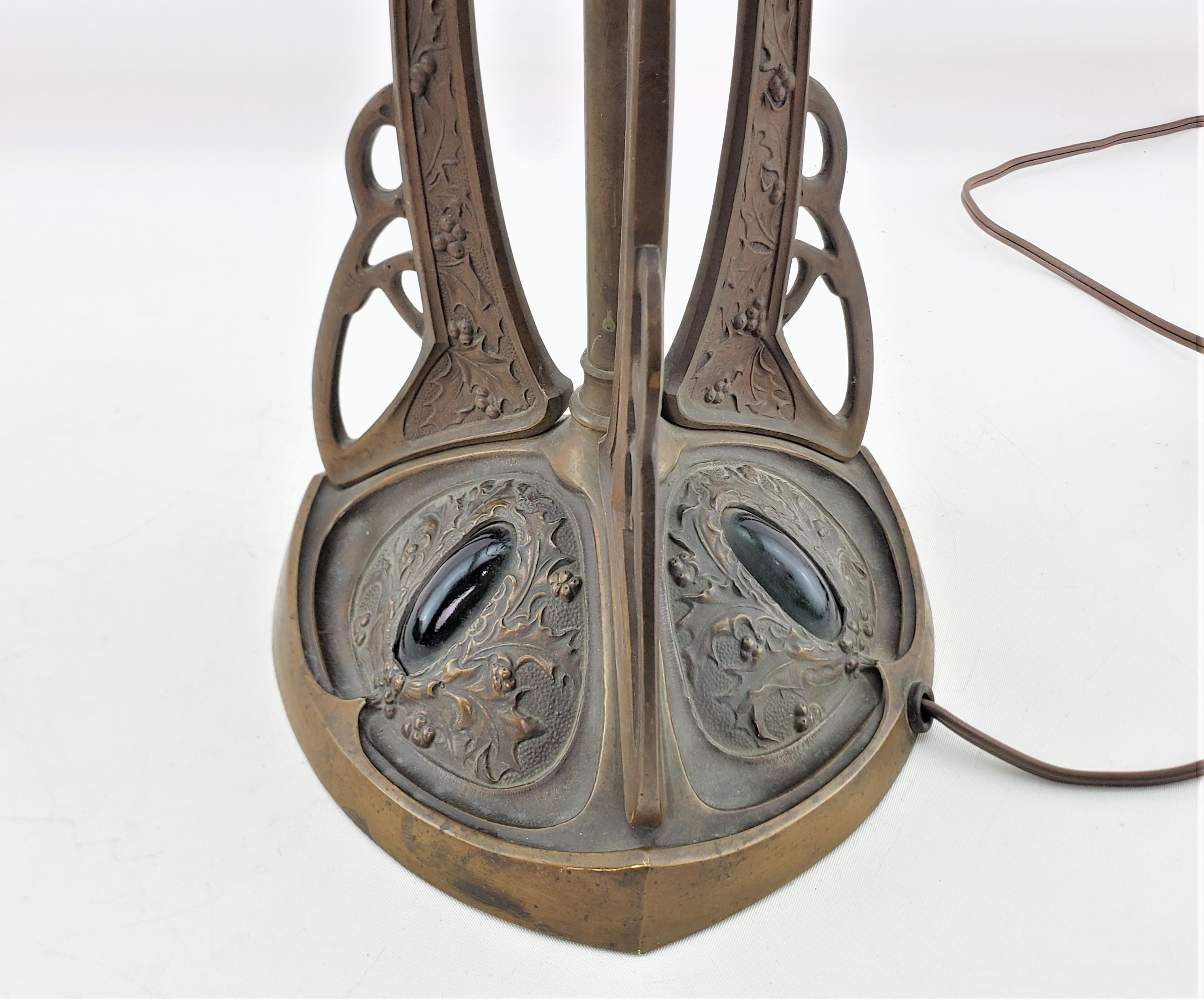 Lampe de bureau Art Nouveau autrichienne en bronze avec abat-jour en verre d'art de style Loetz  en vente 9