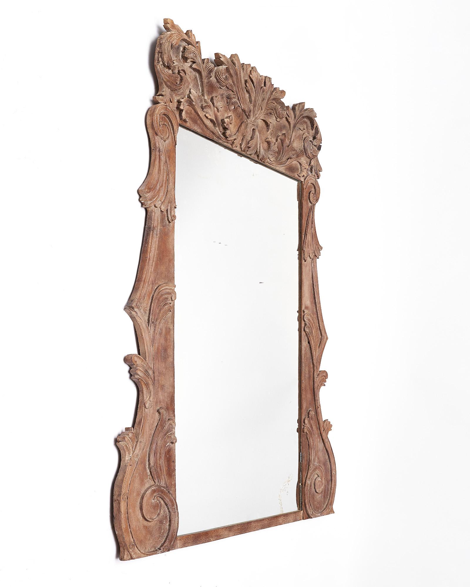 Specchio a molo austriaco del periodo Art Nouveau. Questo importante specchio presenta una cornice in rovere massiccio, intagliata a mano con motivi di foglie d'acanto, volute e grandi foglie stilizzate. Con l'originale specchio di mercurio. Ci