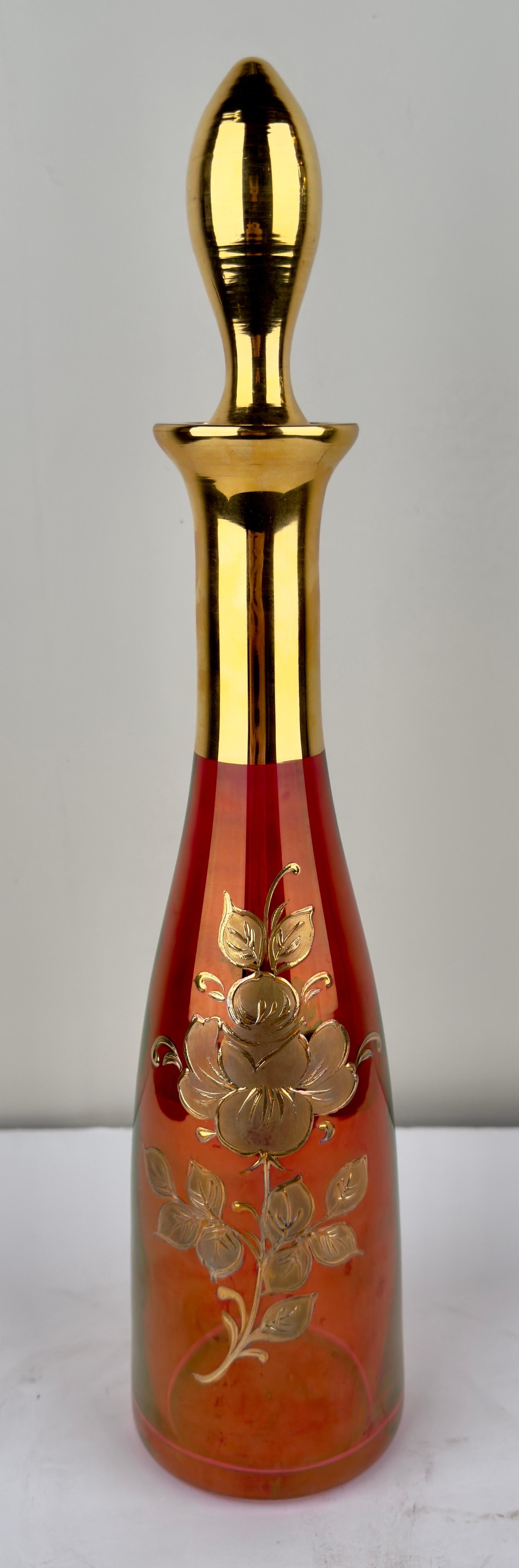 Une exquise parure autrichienne Art Nouveau des années 1920, avec des rubis radieux embrassés par l'opulence de l'or 24k. 
Les verres à vin sont ornés de gravures florales complexes qui dansent sur la surface. Leur base est recouverte de feuilles