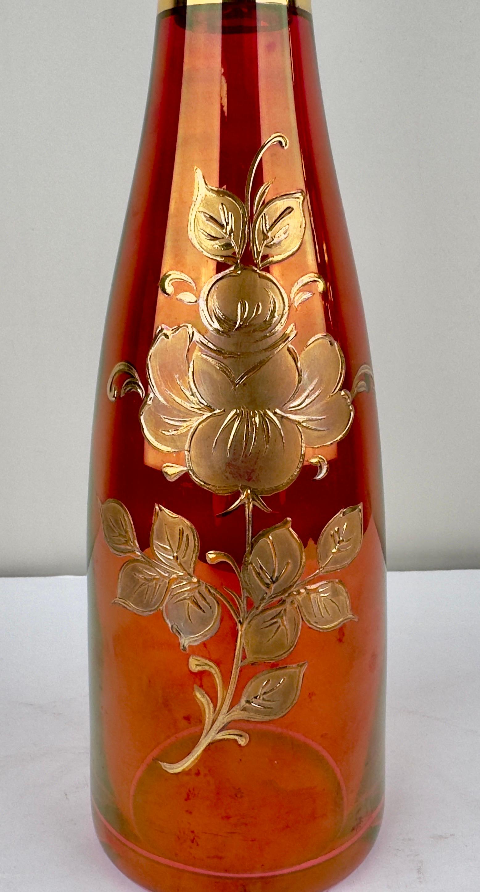 Art nouveau Verres à vin et carafe autrichiens Art Nouveau gravés en rubis et or 24 carats, ensemble de 7 en vente