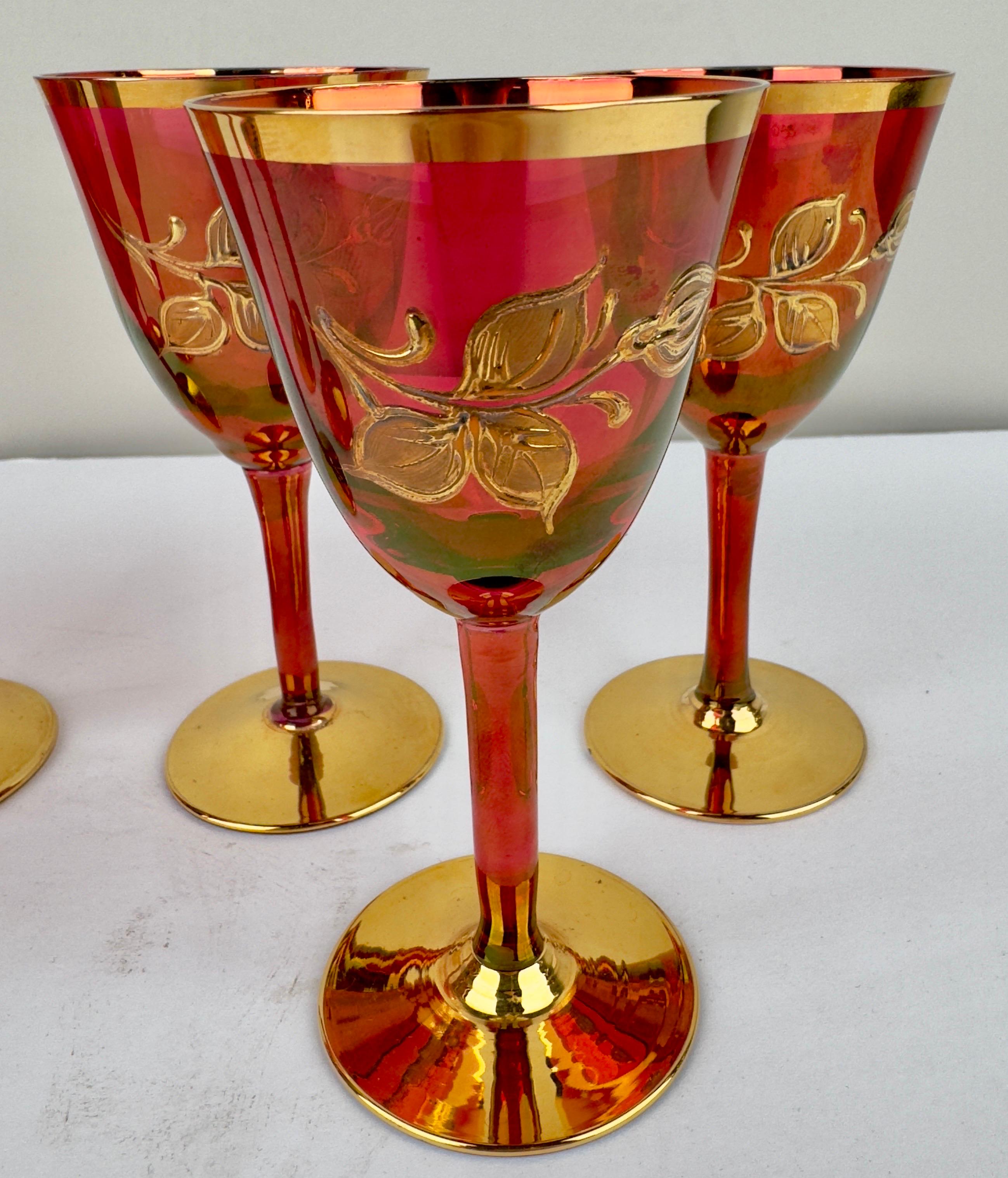 Verre d'art Verres à vin et carafe autrichiens Art Nouveau gravés en rubis et or 24 carats, ensemble de 7 en vente
