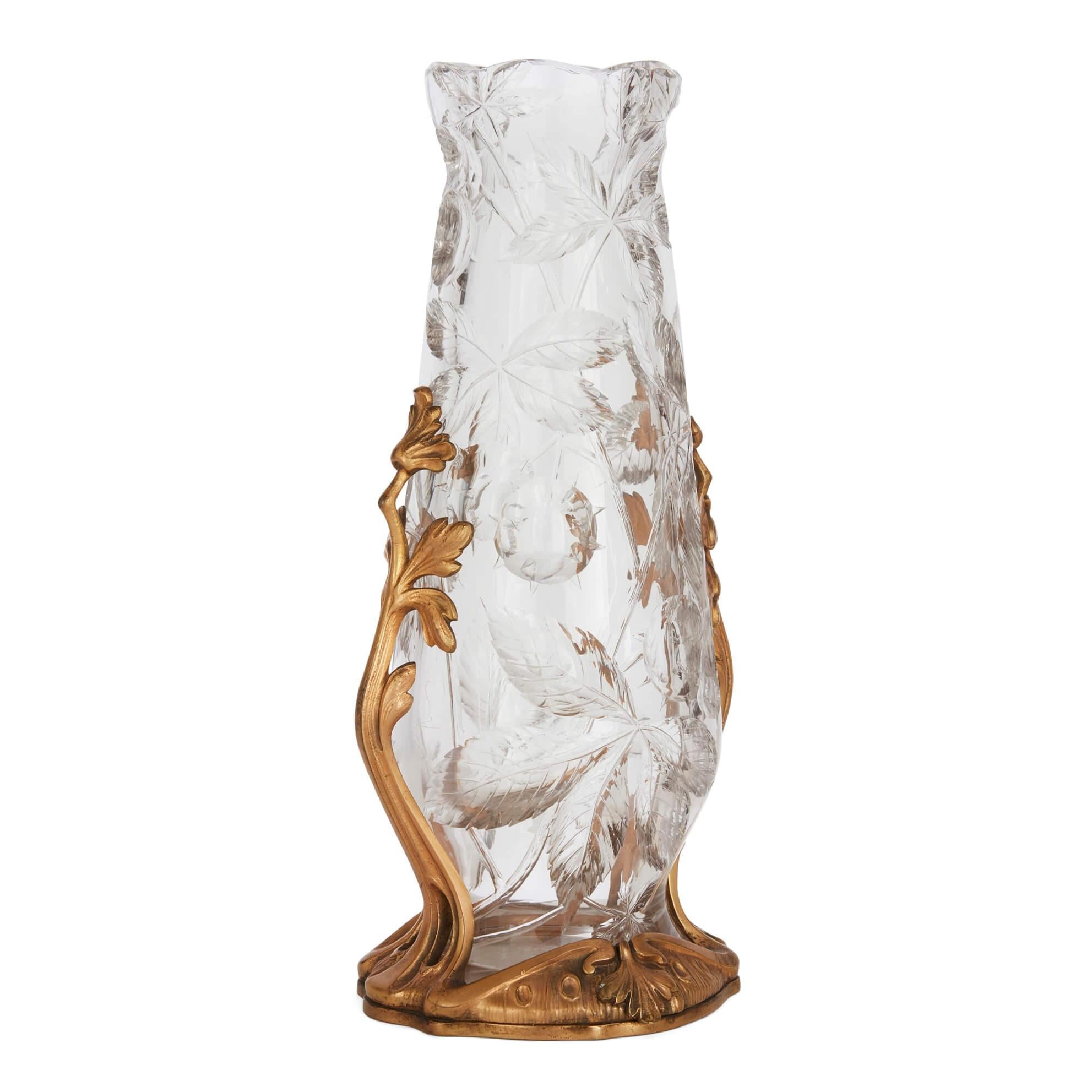 Vase Art Nouveau en cristal de Baccarat avec base en bronze doré
Français, c.C. 1905
Hauteur 32 cm, diamètre 14 cm

Ce superbe vase en verre de Baccarat est accompagné d'une intrigante base en bronze doré. Le vase en cristal a un corps arrondi qui