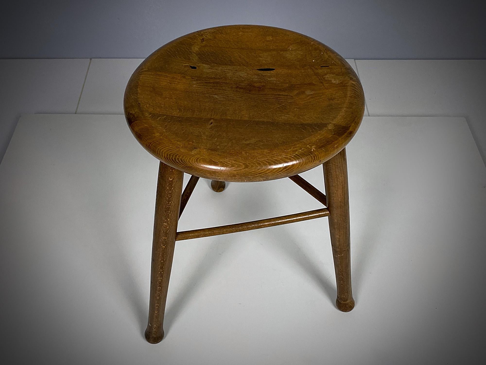 Art nouveau Tabouret tripode Art Nouveau en chêne, années 1910, Autriche en vente