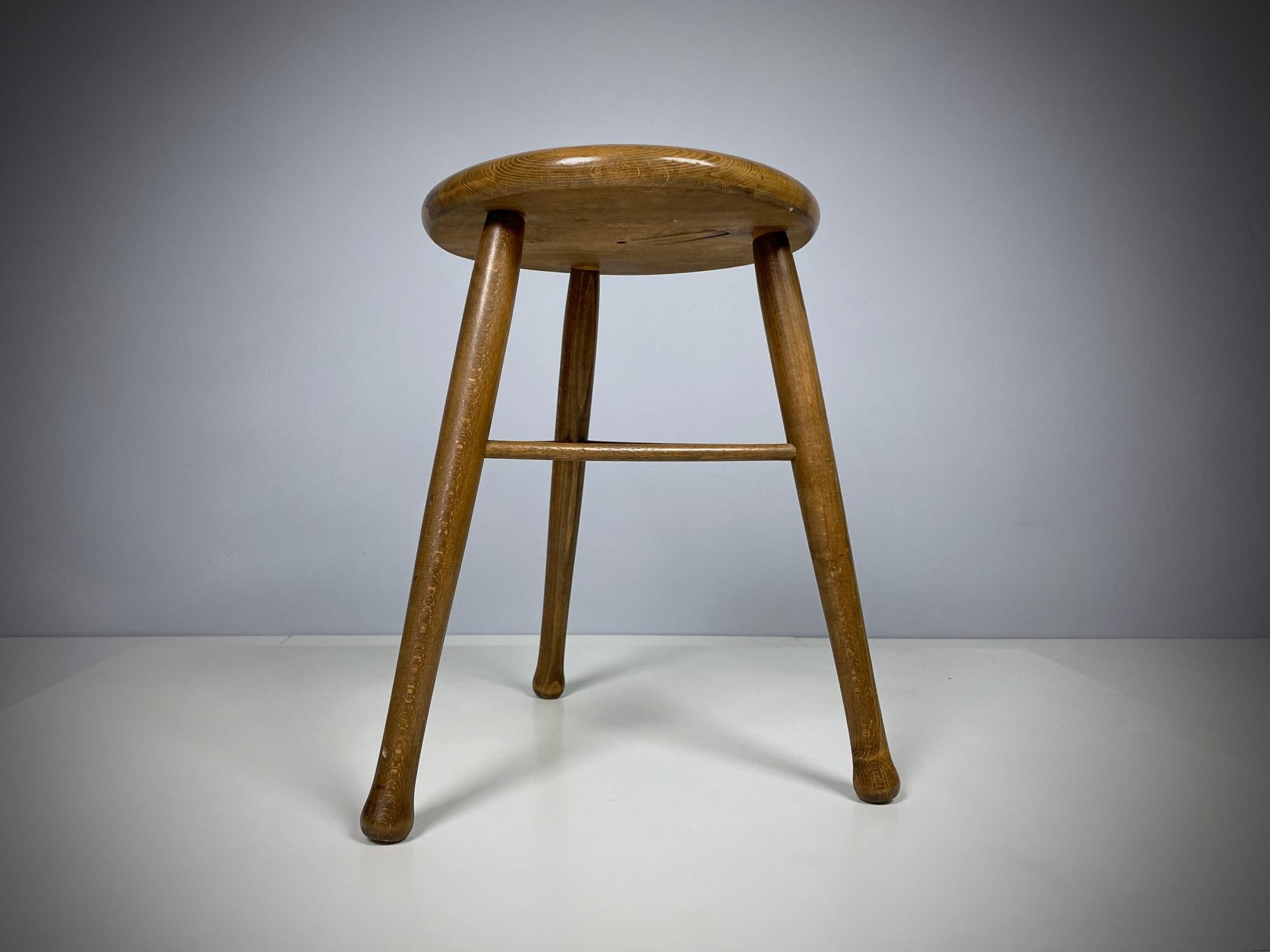 Art nouveau Tabouret tripode Art Nouveau en chêne, années 1910, Autriche en vente