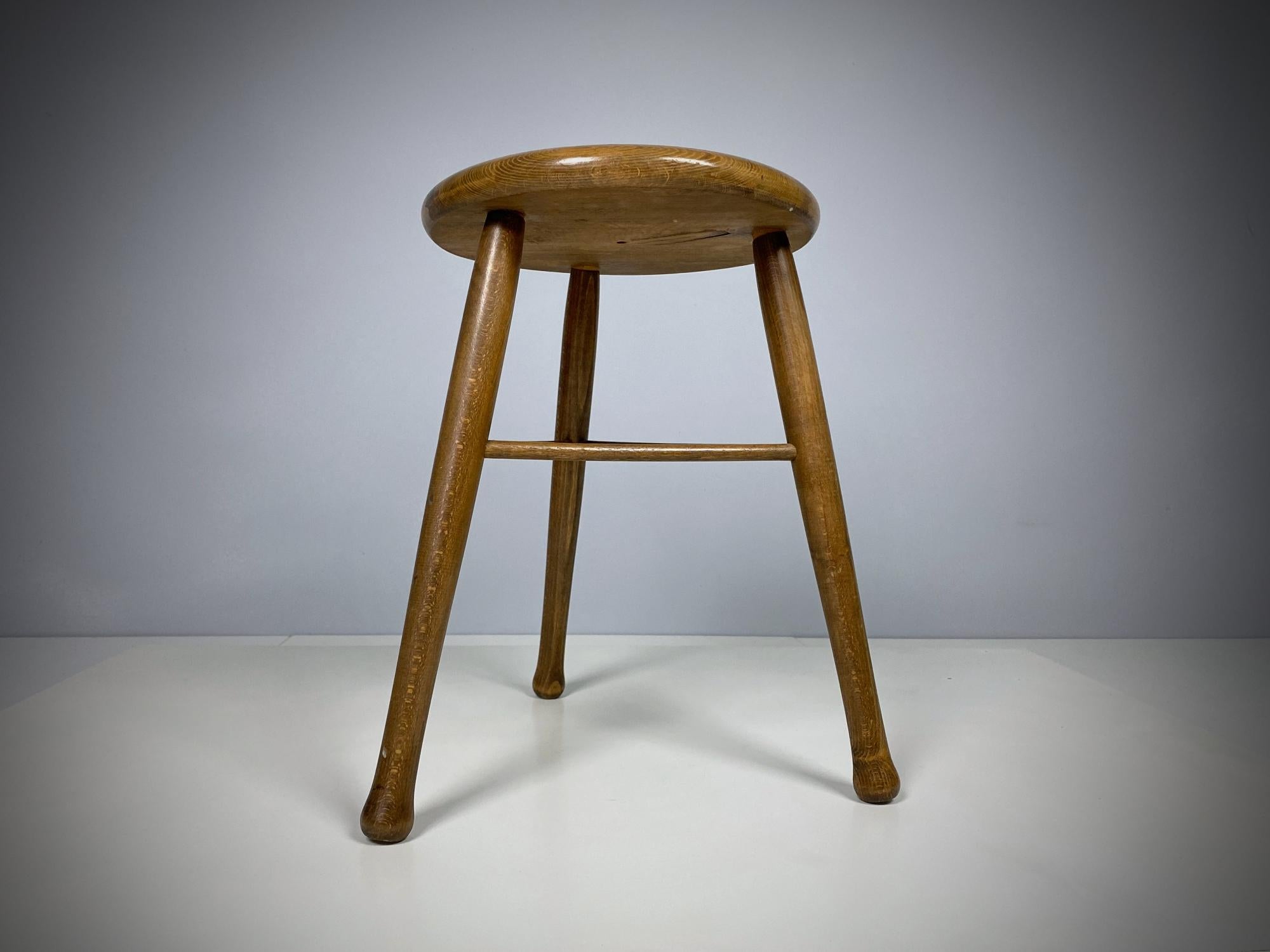 Autrichien Tabouret tripode Art Nouveau en chêne, années 1910, Autriche en vente