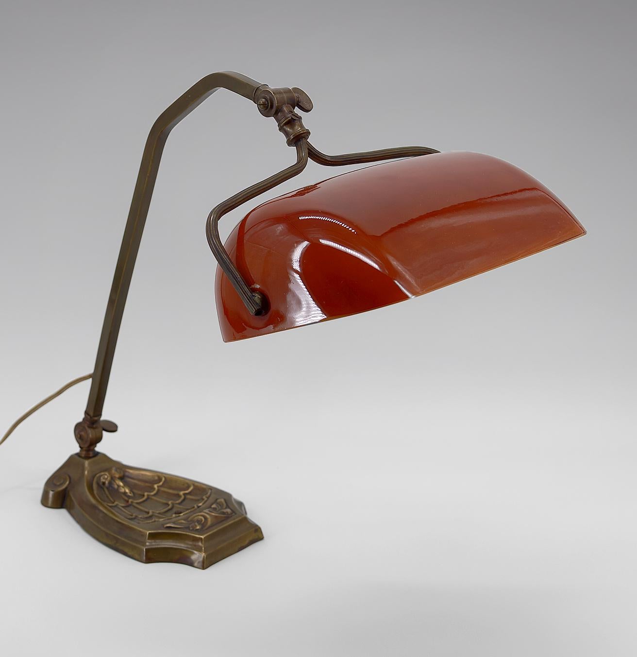 Jugendstil-Bankierlampe mit rotem Opalin, Frankreich, um 1900 (Art nouveau) im Angebot