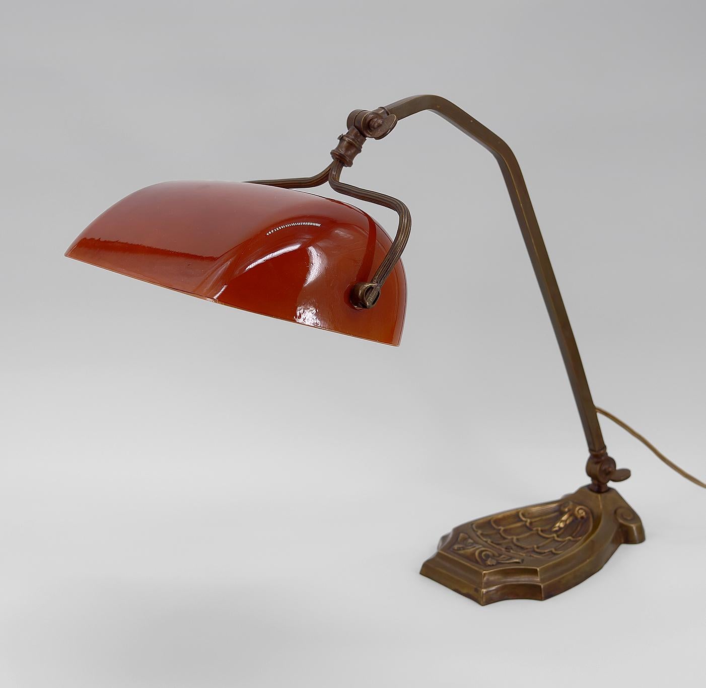 Jugendstil-Bankierlampe mit rotem Opalin, Frankreich, um 1900 (Französisch) im Angebot