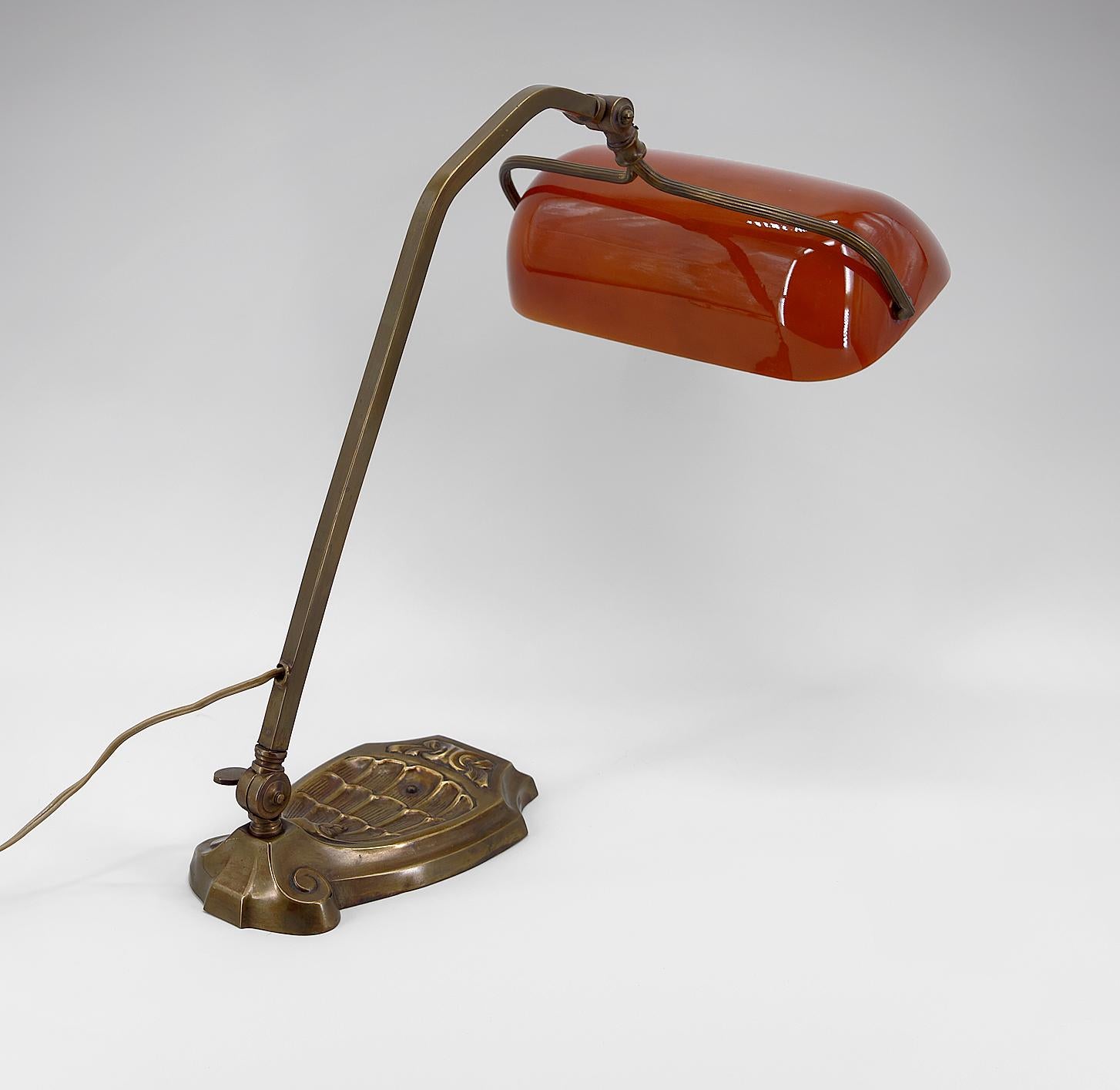 Jugendstil-Bankierlampe mit rotem Opalin, Frankreich, um 1900 (Opalglas) im Angebot