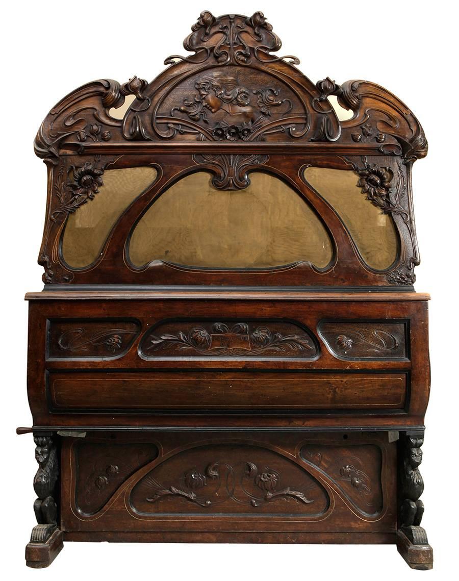 In the frontal area presents, engraved, the name of the firm that made it, the Vienna House of Oviedo. This company was, next to the White House, the most important in Asturias dedicated to the sale of furniture and musical instruments. Its shops
