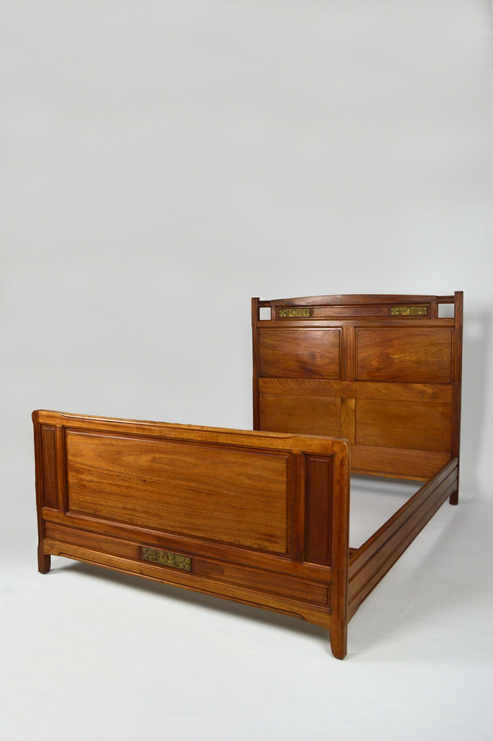 Large mahogany double bed for sleeping 140 x 190 cm, enhanced with beautiful decorative bronzes representing Clematis.

Art Nouveau, France, circa 1920.
By cabinetmaker Mathieu Gallerey (documentation + stamp present).
In good