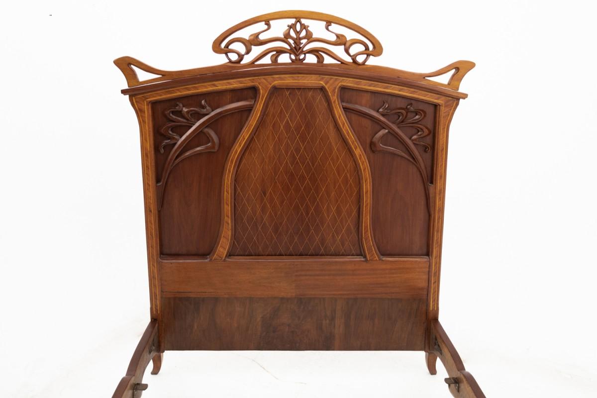 Jugendstilbett, Frankreich, frühes 20. Jahrhundert.

Sehr guter Zustand, nach professioneller Renovierung.

Holz: Walnuss

Abmessungen: Höhe 176 cm, Breite 158 cm, Länge 209 cm

Abmessungen unter der Matratze 130,5 cm x 191 cm