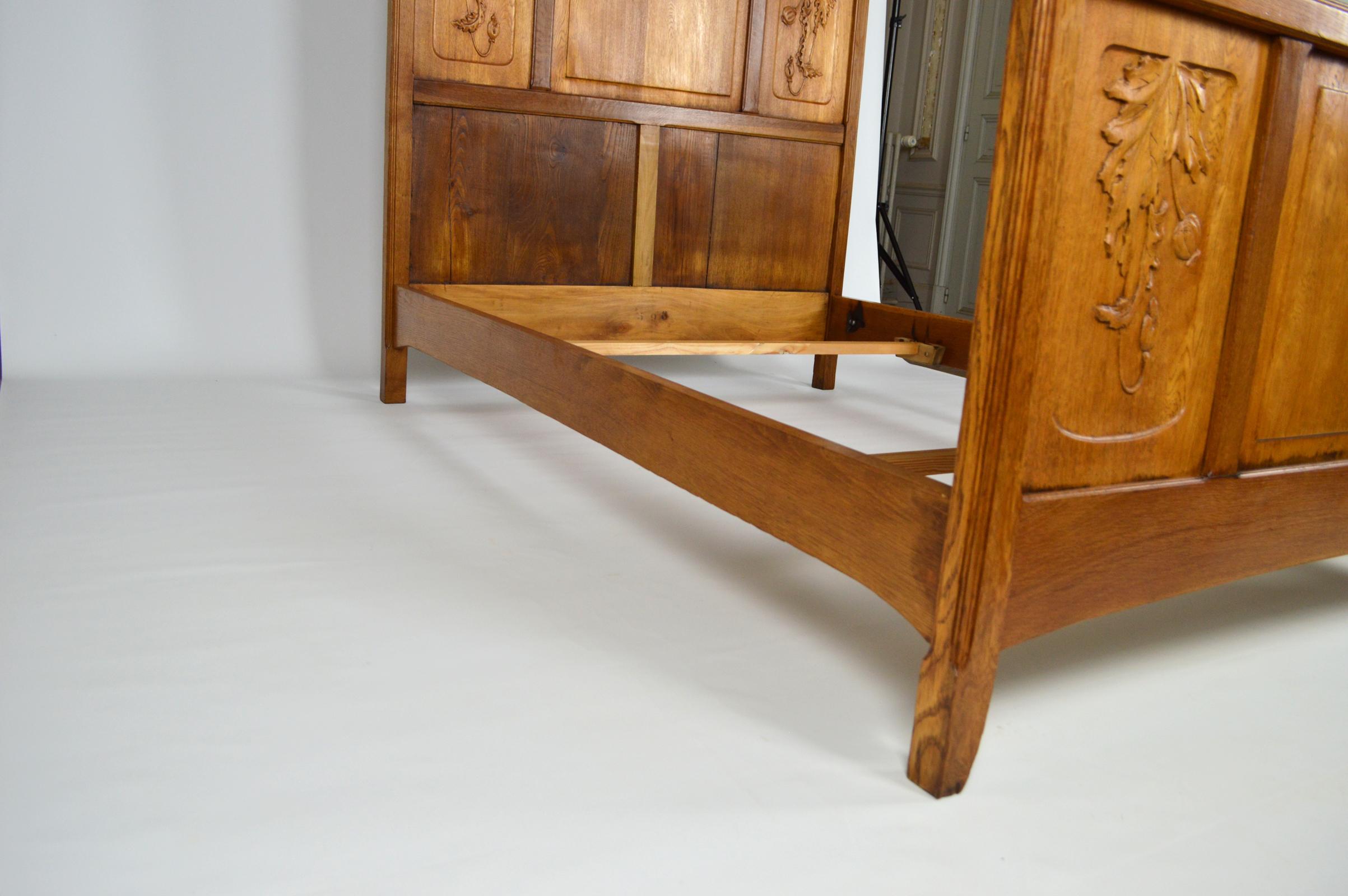 Art Nouveau Bed in Carved Oak, Opium Poppy Theme, France, circa 1910 For Sale 8