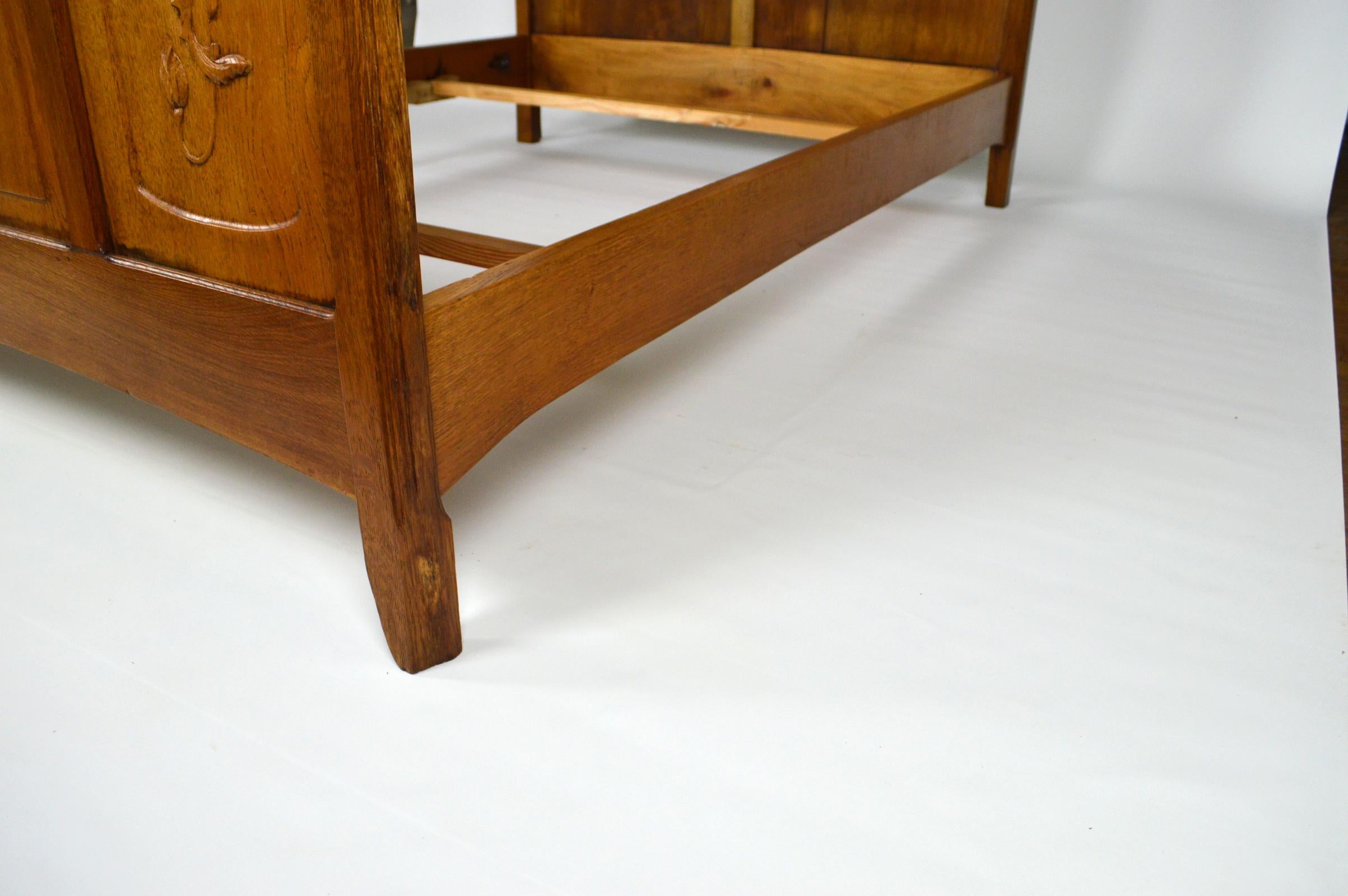 Art Nouveau Bed in Carved Oak, Opium Poppy Theme, France, circa 1910 For Sale 9