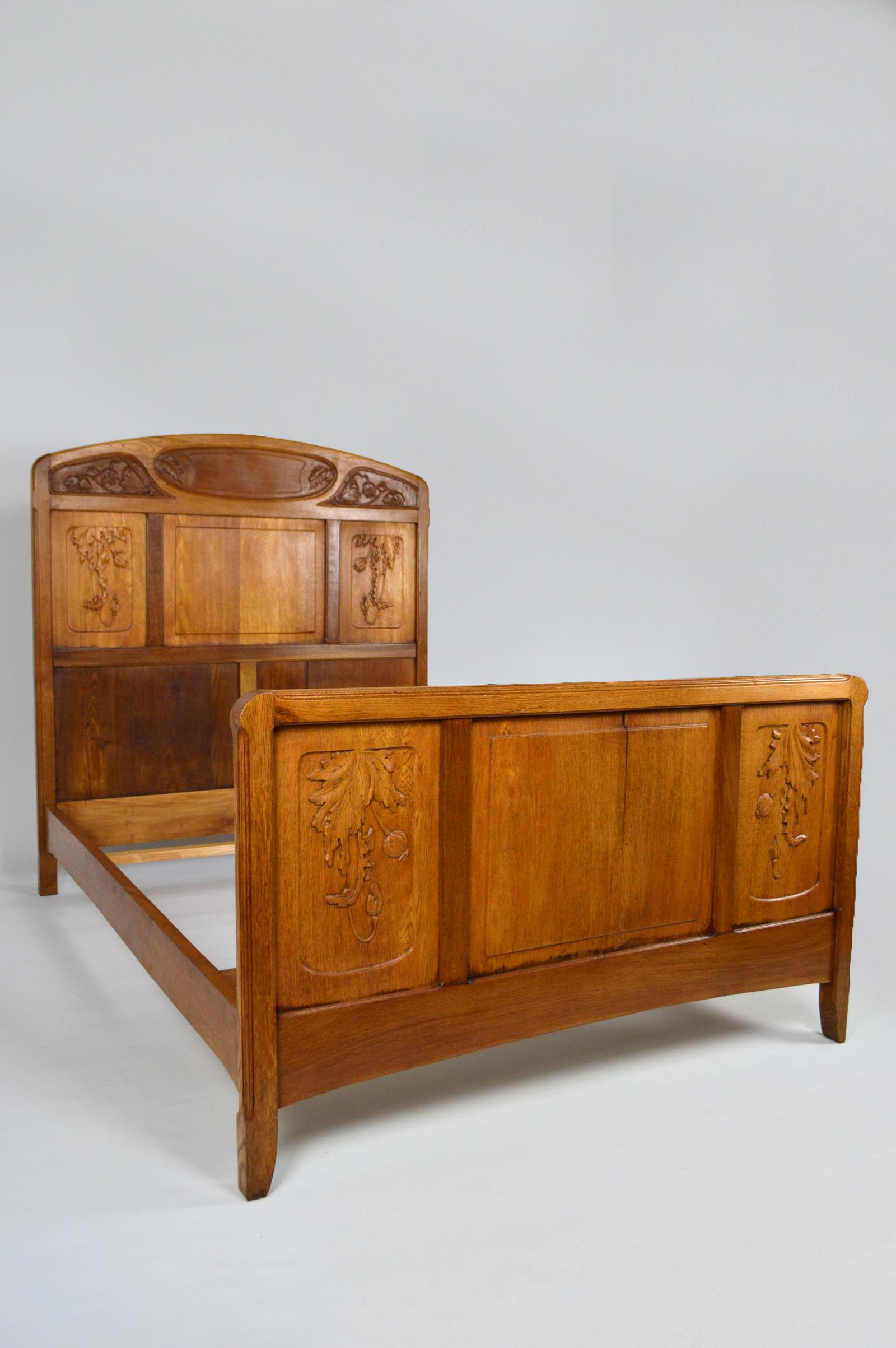 Bed in carved oak on a floral theme: Papaver somniferum / Opium Poppy.
To make sweet dreams ...
Art Nouveau, France, circa 1910.

Good condition.
The bed has been restored, the old finish has been stripped, the wood treated against xylophages,