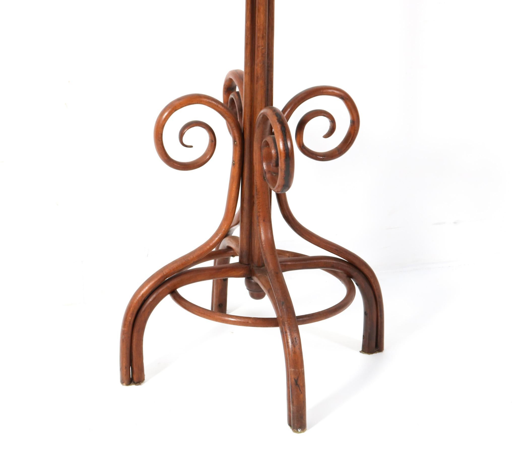 Stunning and elegant Art Nouveau hat and coat stand.
Design in the style of Thonet and Jacob and Josef Kohn.
Striking French design from the 1900s.
Stained beech and bentwood frame with hat rack and integrated umbrella stand.
This wonderful Art