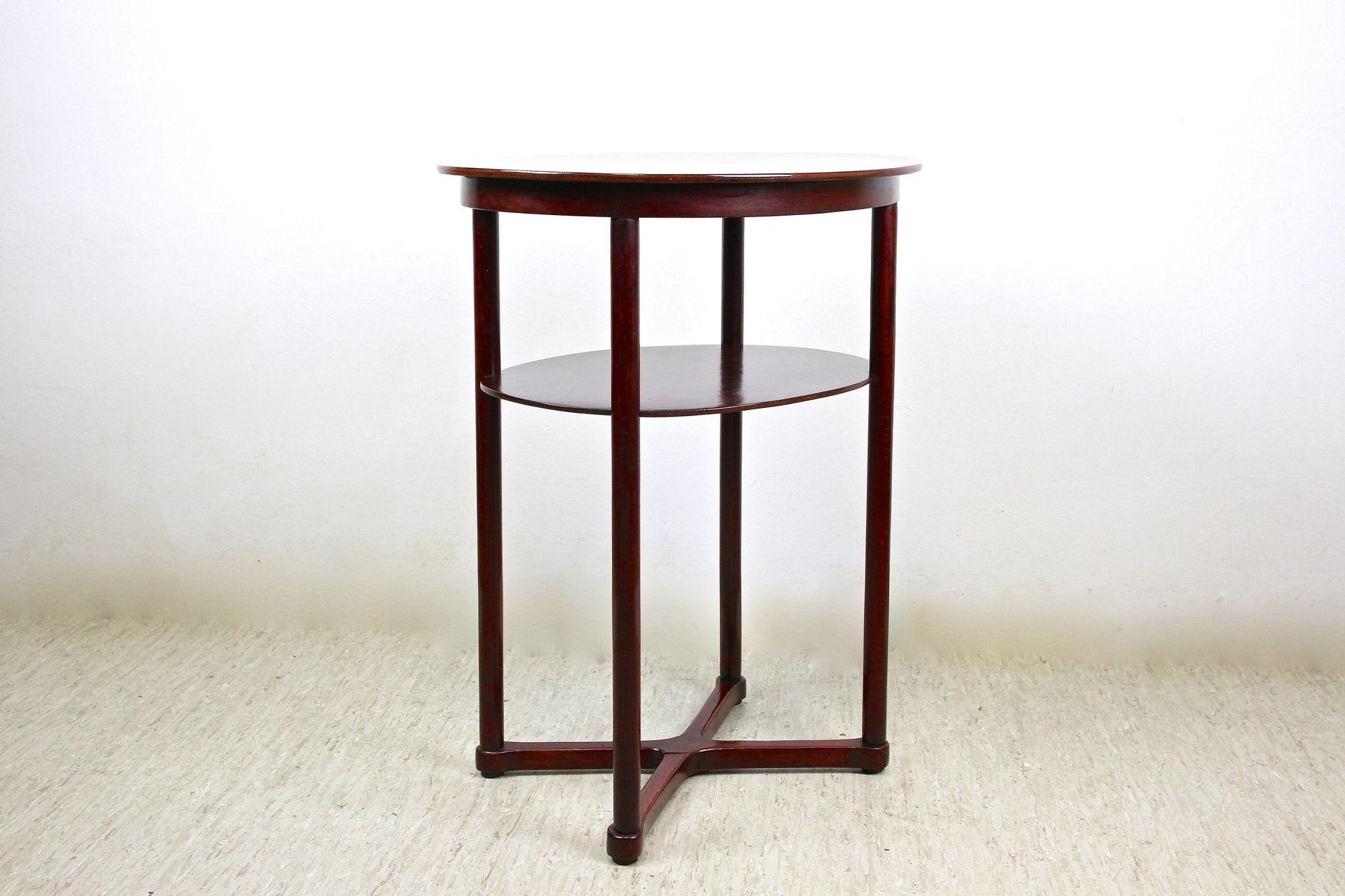 Art Nouveau Beechwood Side Table by J. Hoffmann for J & J Kohn, Austria ca. 1910 In Good Condition For Sale In Lichtenberg, AT