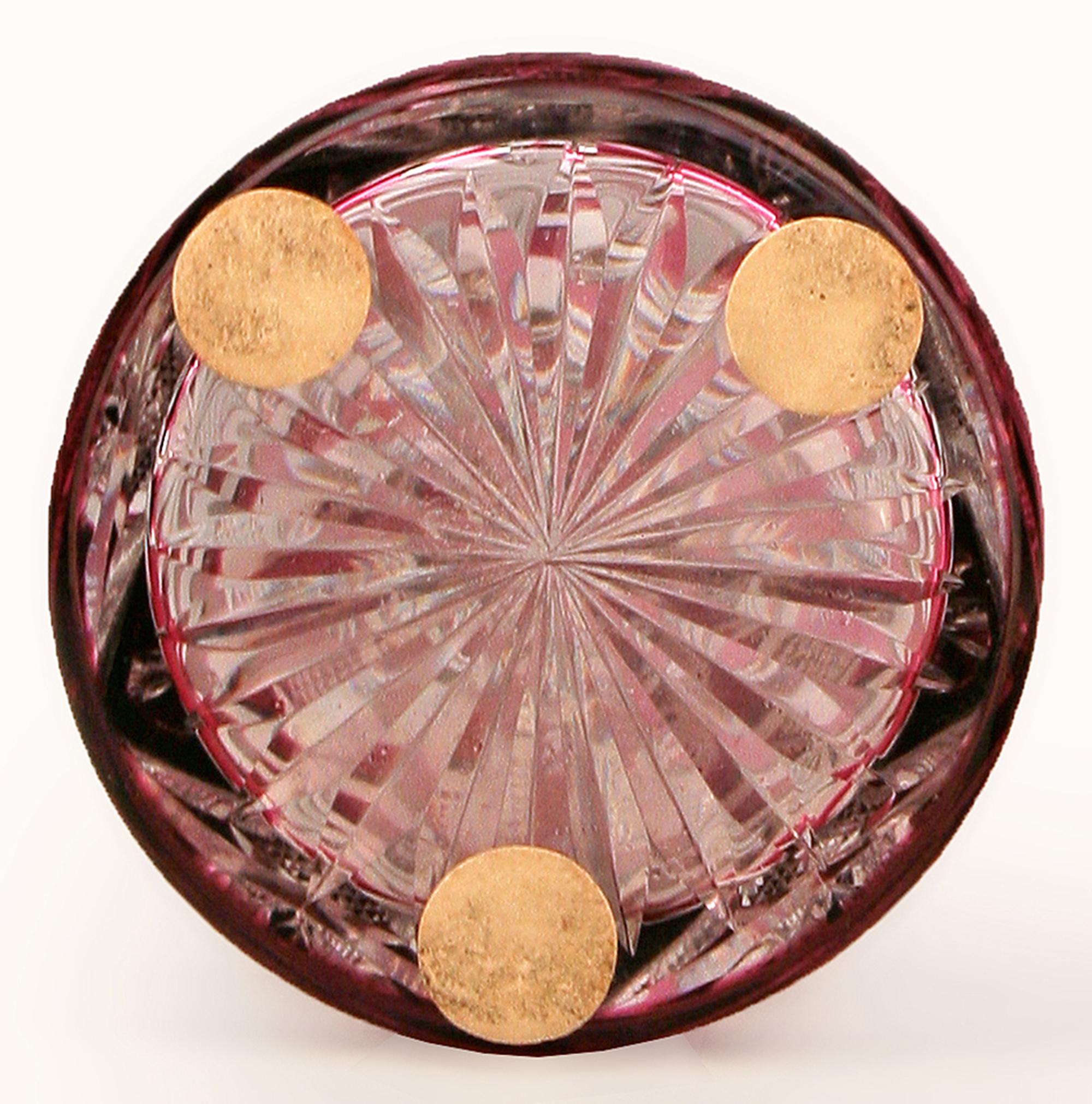 Inizio XX secolo Bottiglia di vetro carminio tagliato Art Nouveau belga/Decanter per vino di Val Saint Lambert in vendita