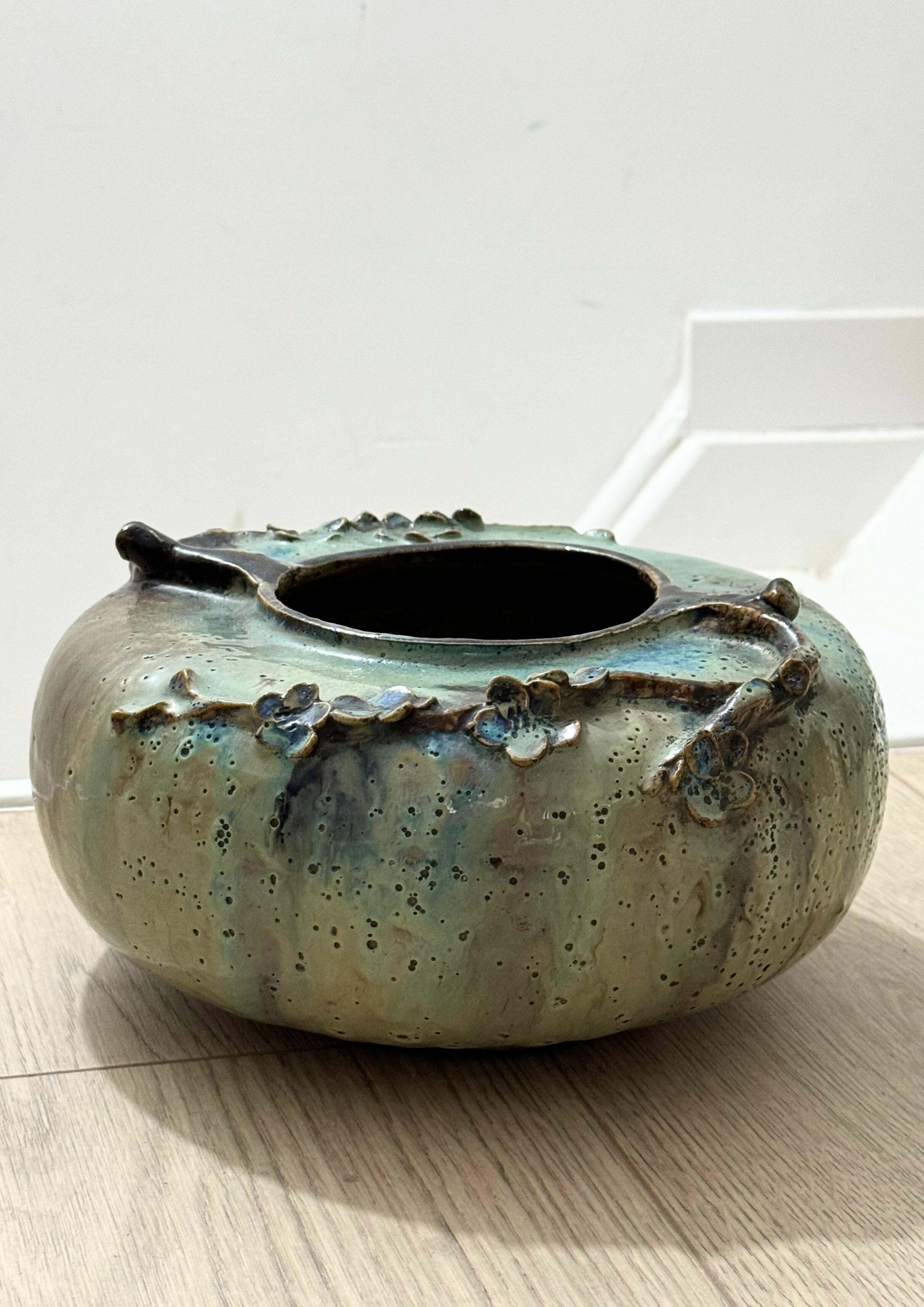 Delizioso vaso di Studio Pottery in gres belga Art Nouveau degli anni '40 circa.
Vaso basso di forma rotonda con apertura sulla parte superiore piatta.
Decorato con petali applicati su un ramoscello (forse fiori di ciliegio) e splendidamente