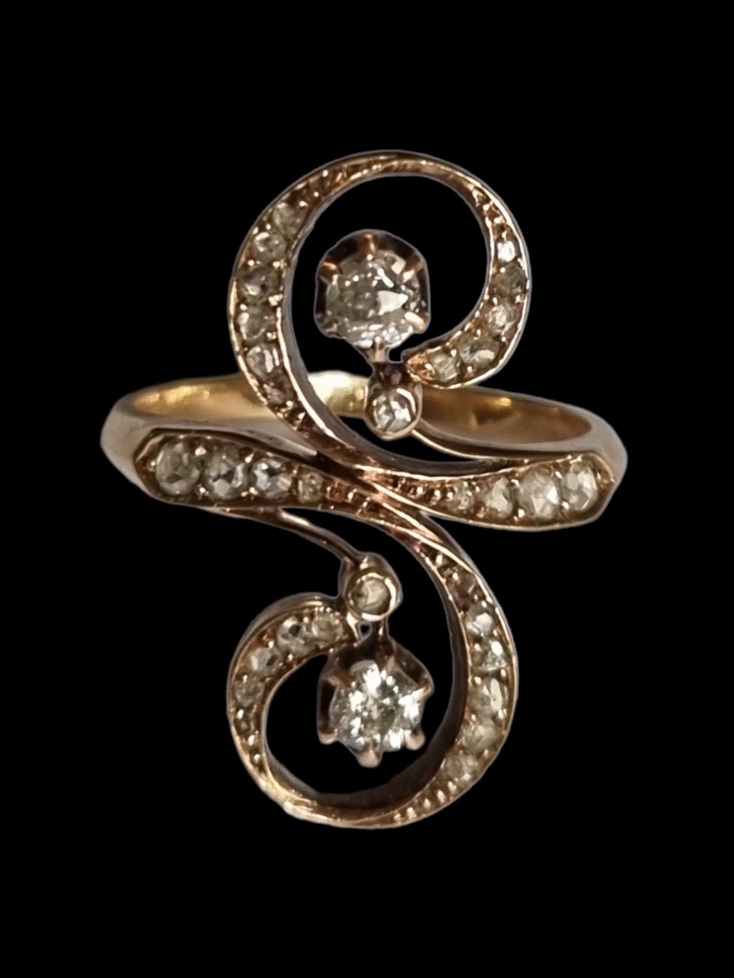 Bague Art Nouveau / Belle Epoque en or 18 carats avec diamants.
Ca. 1900
Belle Epoque (espagnol ou français) Bypass Diamond  Bague montée en or jaune 18 carats. Les deux diamants principaux sont de vieilles tailles européennes taillées à la main,