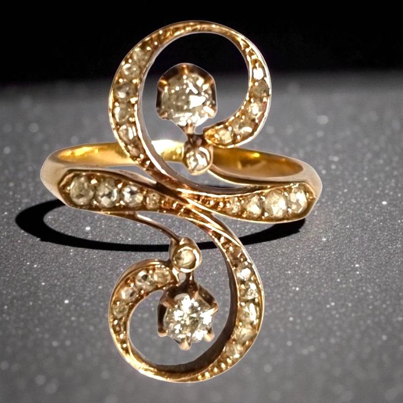 Anello con diamante Art Nouveau / Belle Epoque 1900 in oro 18 carati in vendita 4
