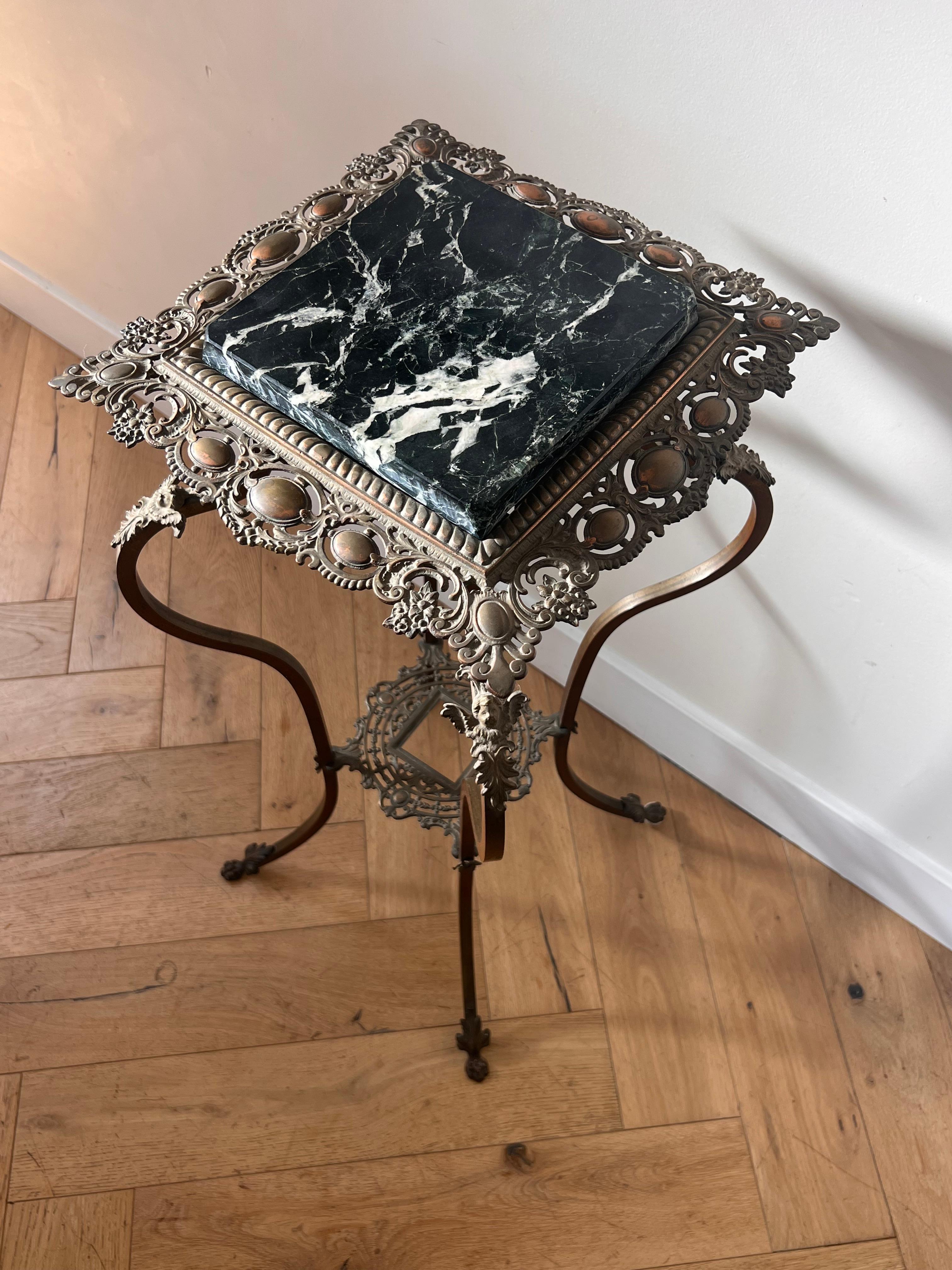 Victorian brass and marble pedestal jardinière side table, late 19th c  For Sale 5