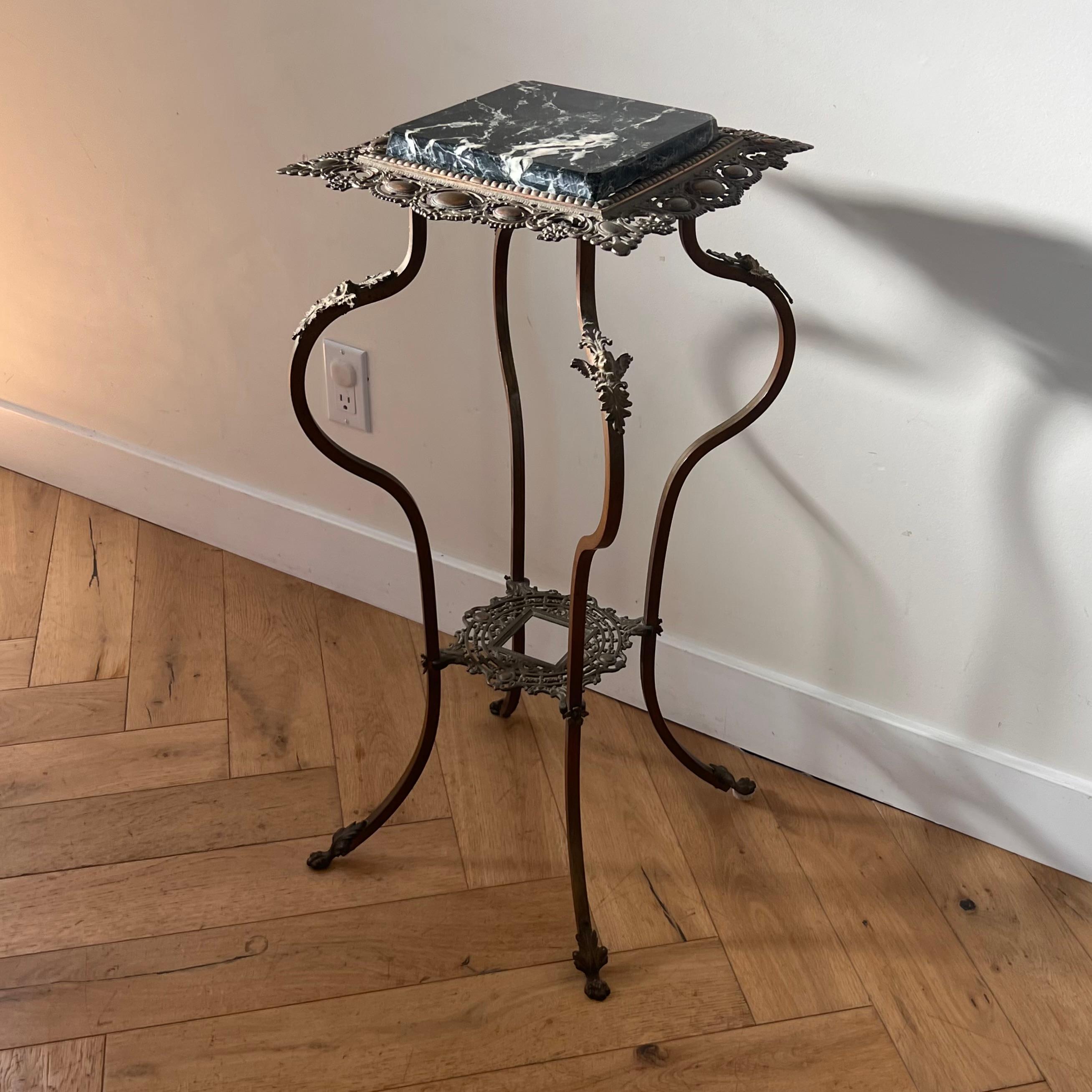 Victorian brass and marble pedestal jardinière side table, late 19th c  For Sale 6
