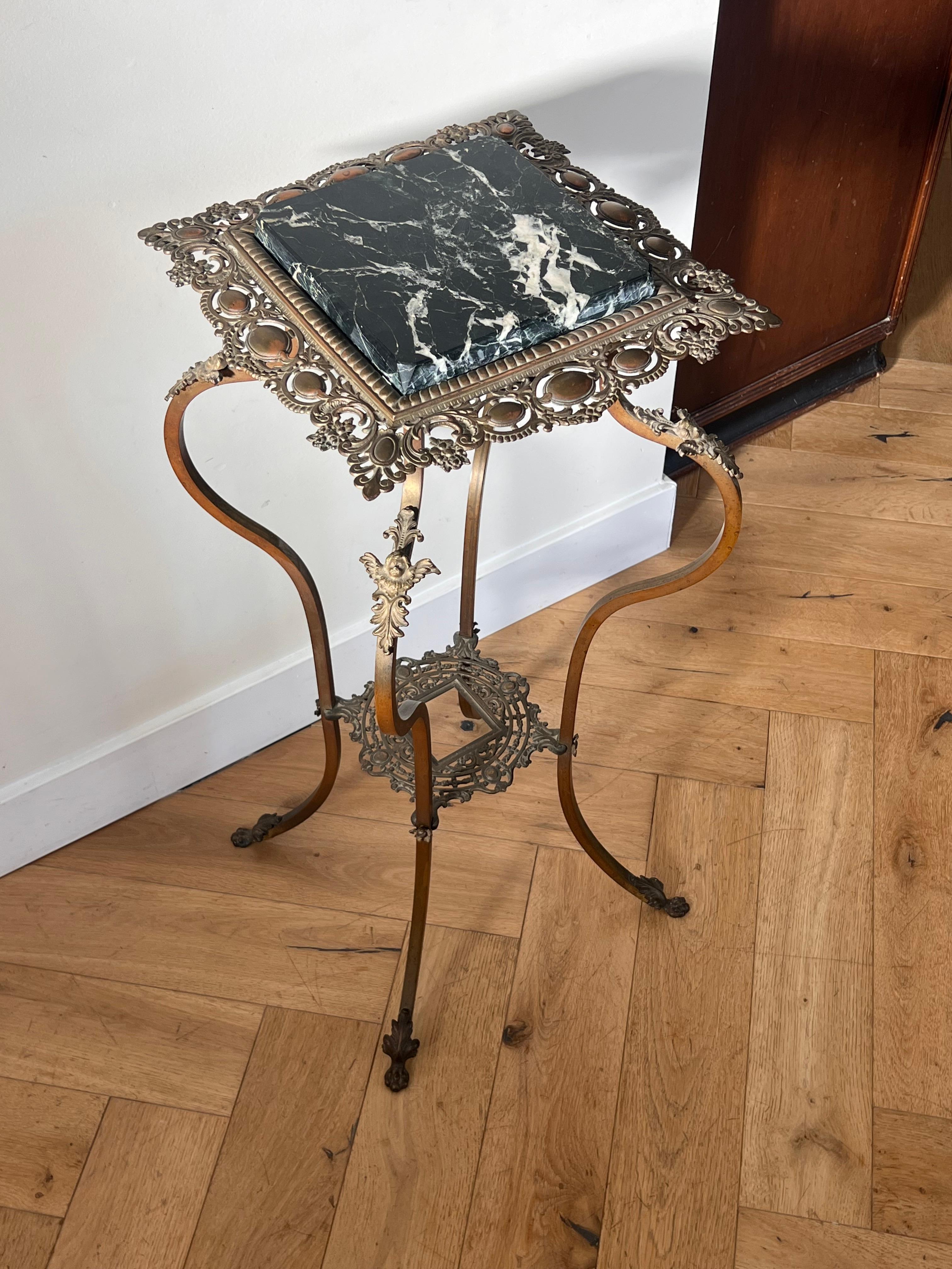 Victorian brass and marble pedestal jardinière side table, late 19th c  For Sale 13