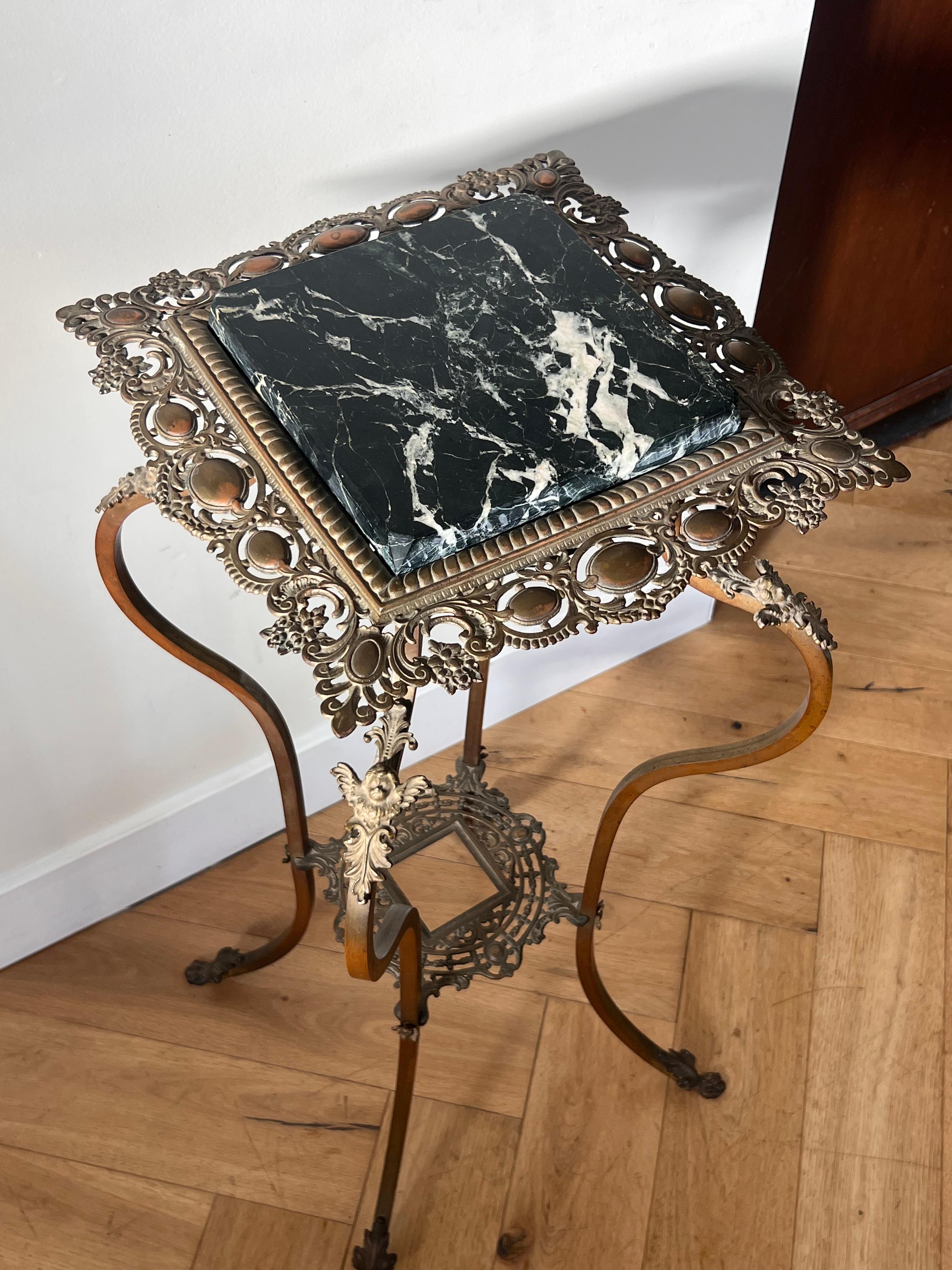 Victorian brass and marble pedestal jardinière side table, late 19th c  In Good Condition For Sale In View Park, CA