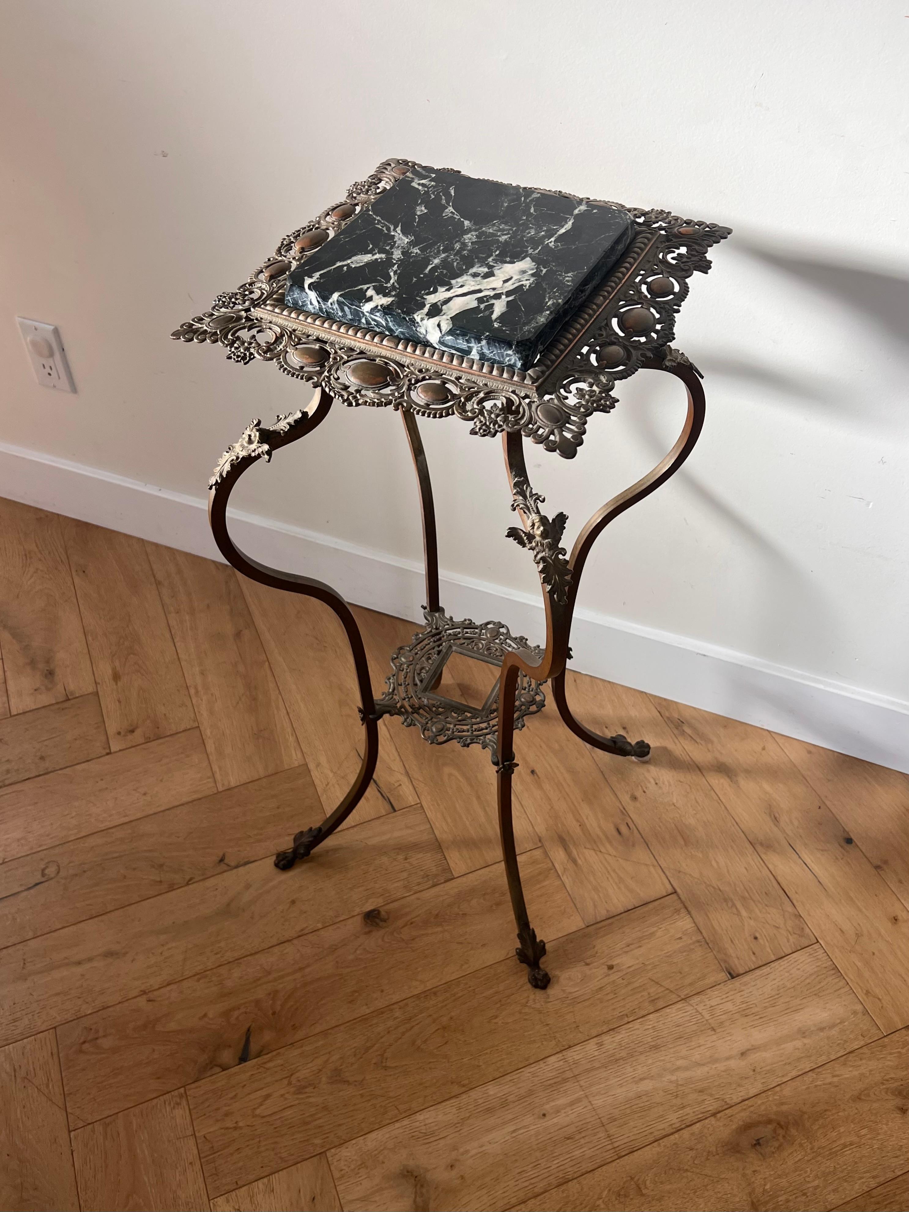 Victorian brass and marble pedestal jardinière side table, late 19th c  For Sale 1