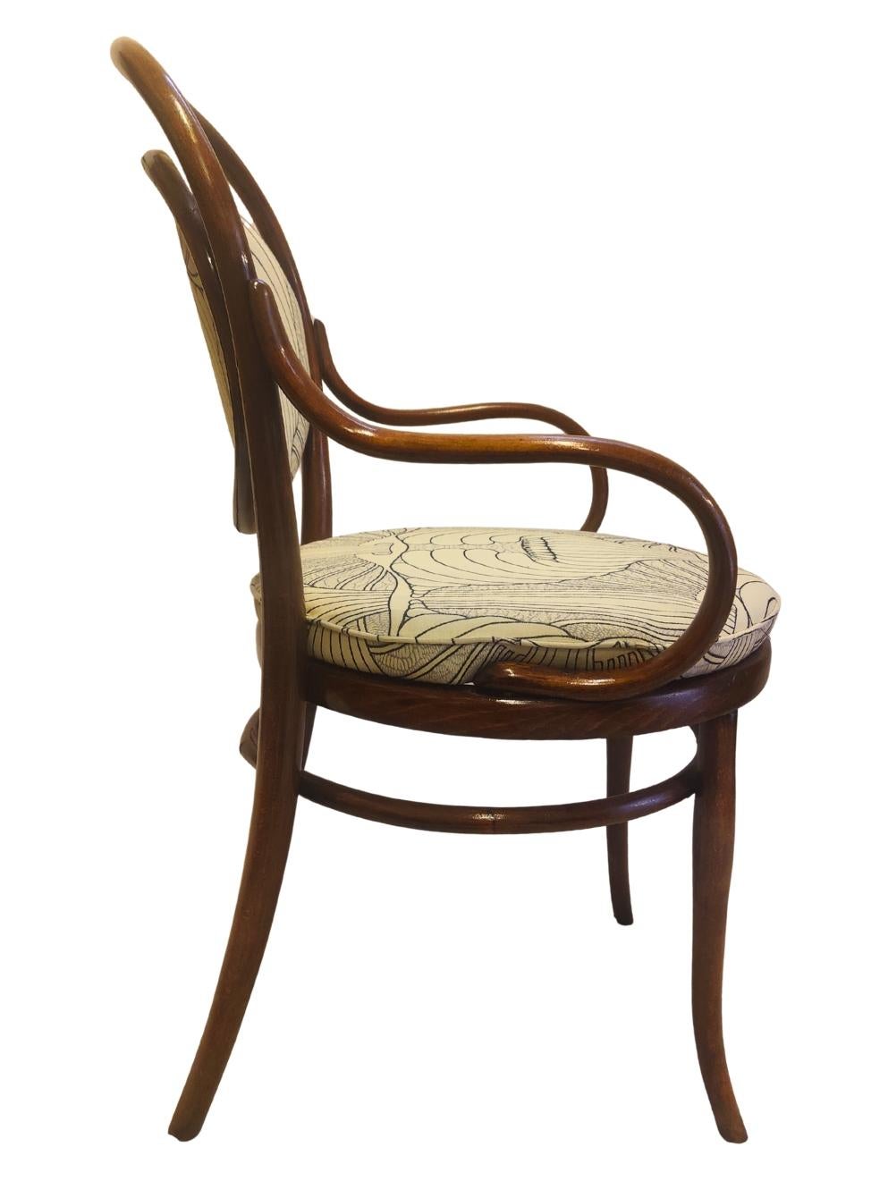 Bugholzsessel im Jugendstil, um 1900, Thonet zugeschrieben. Der Stuhl zeigt die für das Design der Wiener Secession charakteristische, elegant geschwungene Rückenlehne und fließende Armlehnen. Ursprünglich mit einer Sitzfläche aus Schilfrohr