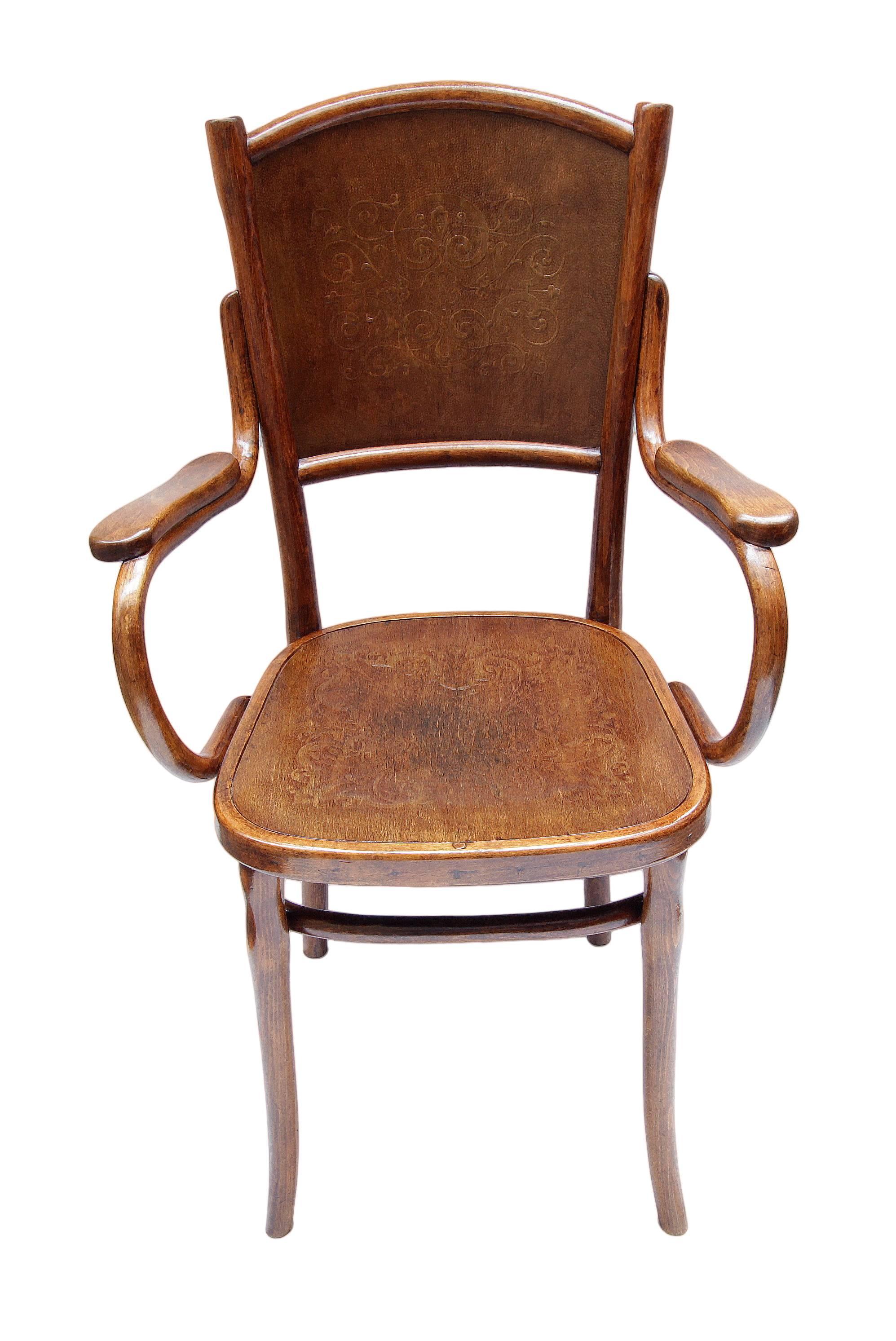 Schöner Sessel aus der Zeit des Jugendstils. Hergestellt aus Bugholz, nach dem Prinzip wie Thonet oder Kohn, aber nicht signiert / gestempelt. Sitz- und Rückenfläche mit Reliefornamenten bedeckt. Sehr guter restaurierter Zustand.