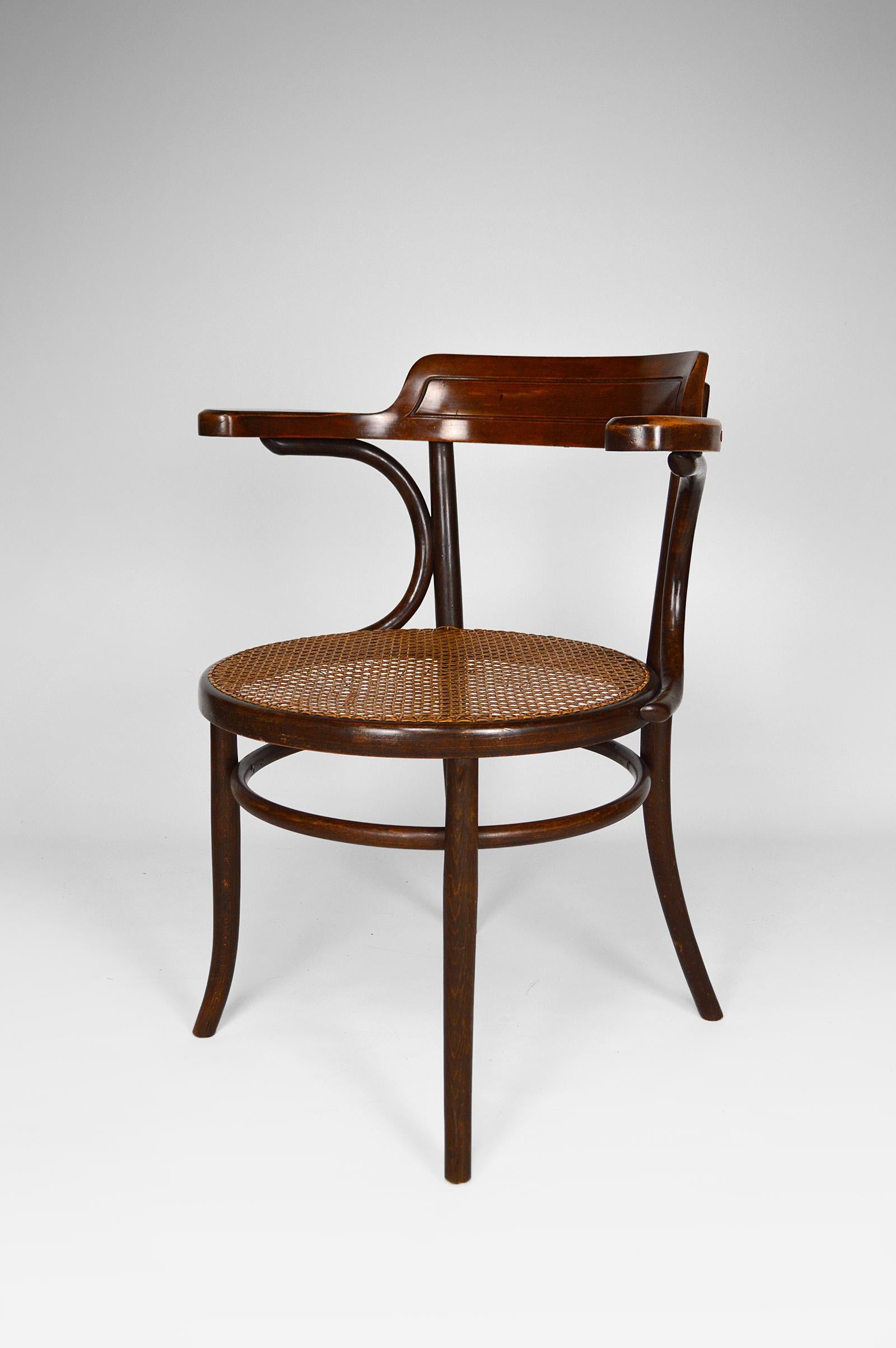 Superb office / desk armchair with bentwood structure (beech) and caned seat.
Manufacturer's stamp and label present.

Art Nouveau, Bohemia (current Czech Republic), around 1900.
By Fischel, one of the best known bentwood manufacturers along with