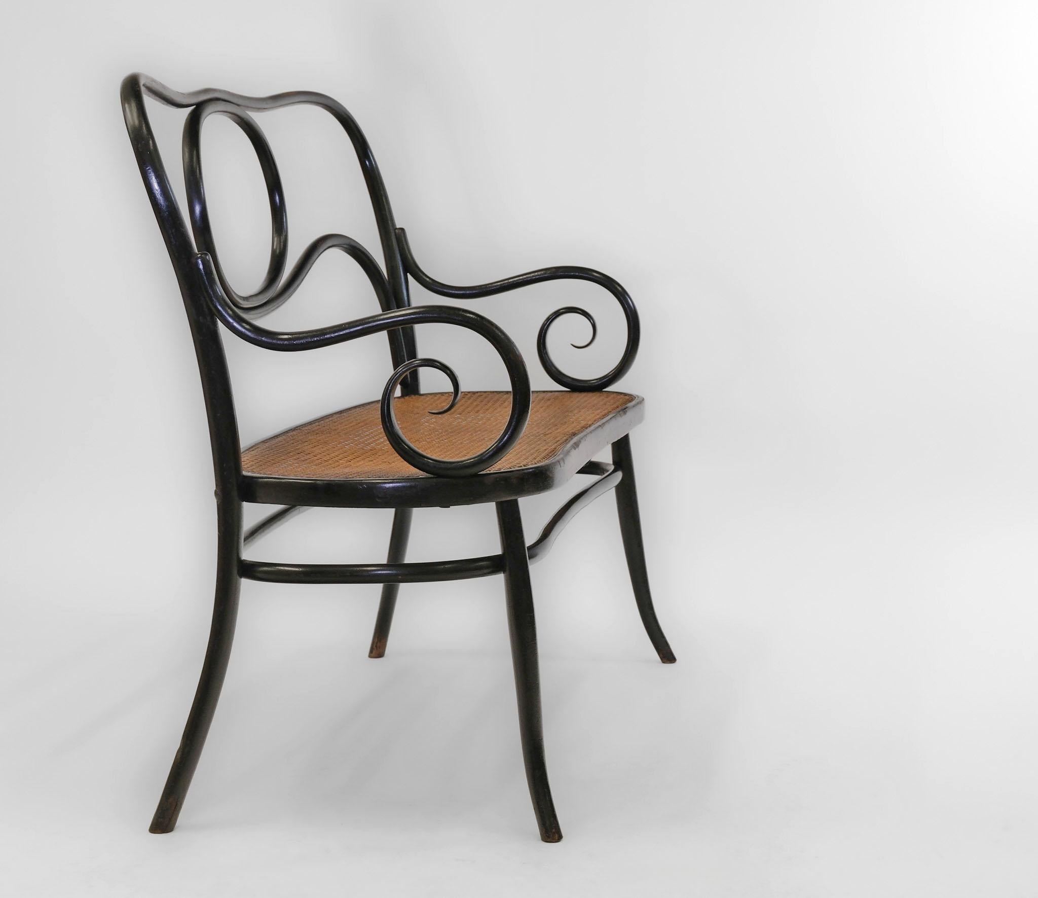 Banco Art Nouveau de madera curvada ebonizada. No 96. Alrededor de 1900.

No tiene marca de fabricante, pero es casi seguro que fue fabricada por Thonet o J&J Kohn en Viena (Austria).

El banco está en buen estado original. El asiento está intacto y