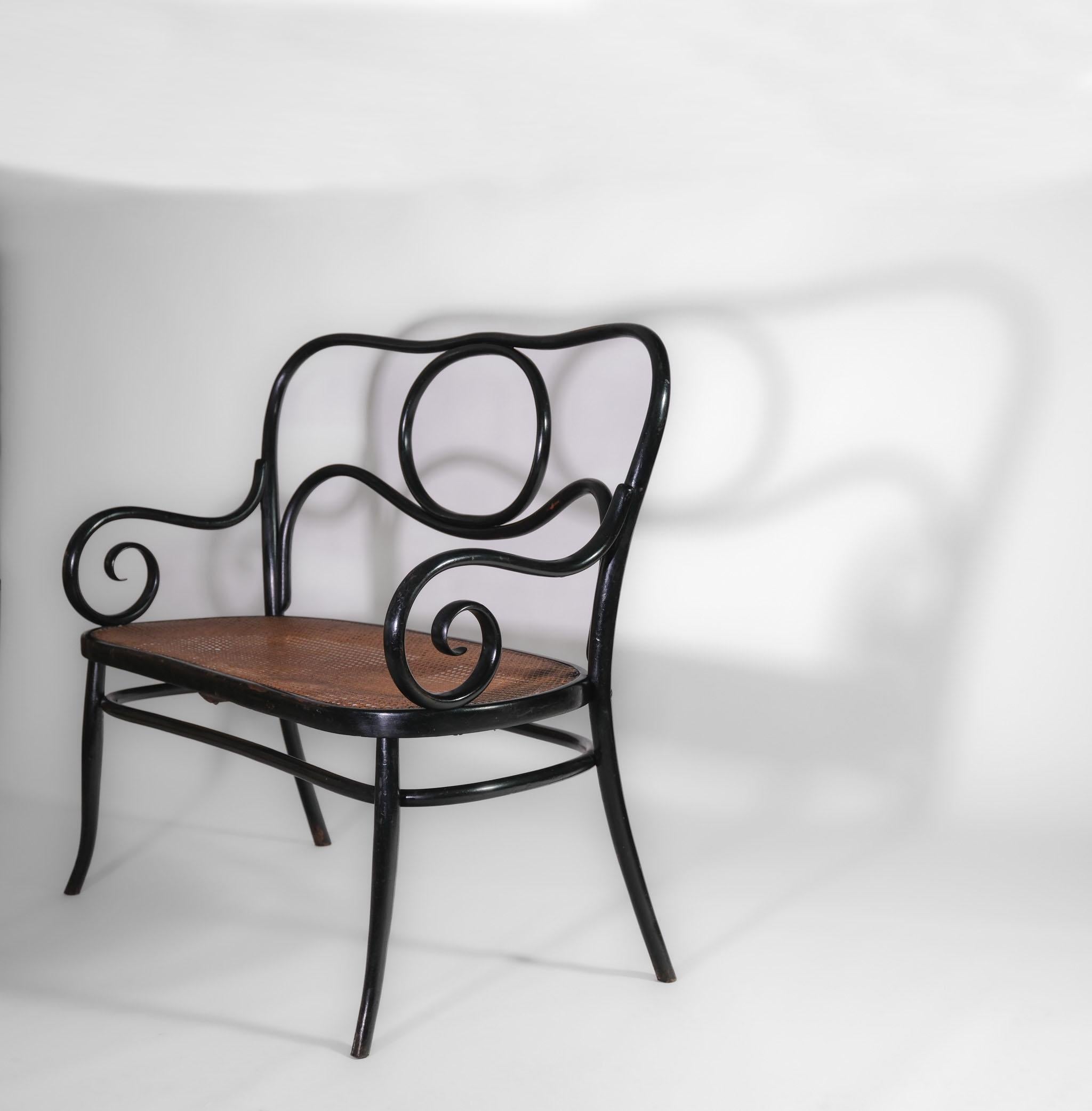 Art nouveau Banc Art Nouveau en bois cintré ébénisé vers 1900 en vente