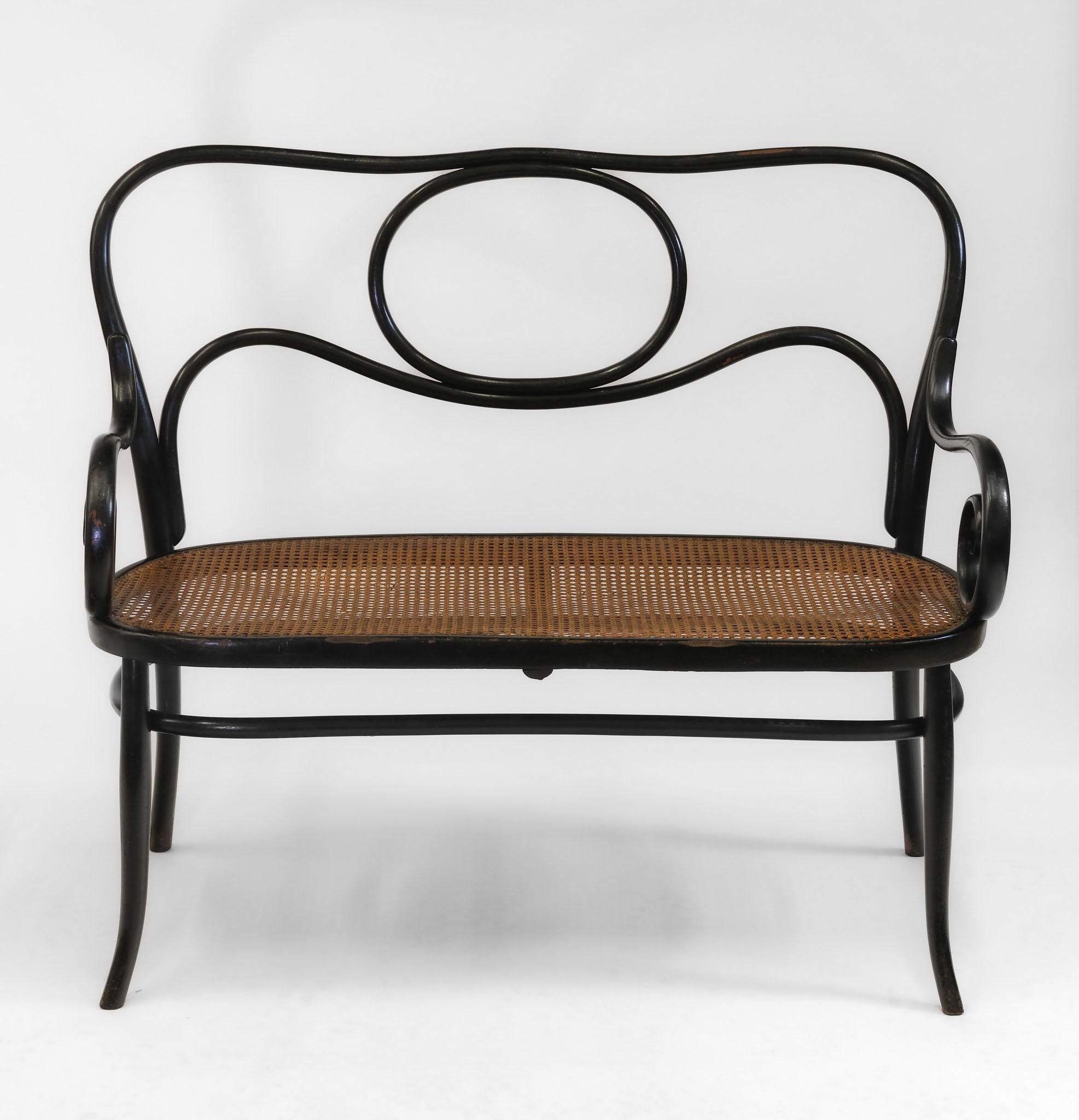 20ième siècle Banc Art Nouveau en bois cintré ébénisé vers 1900 en vente