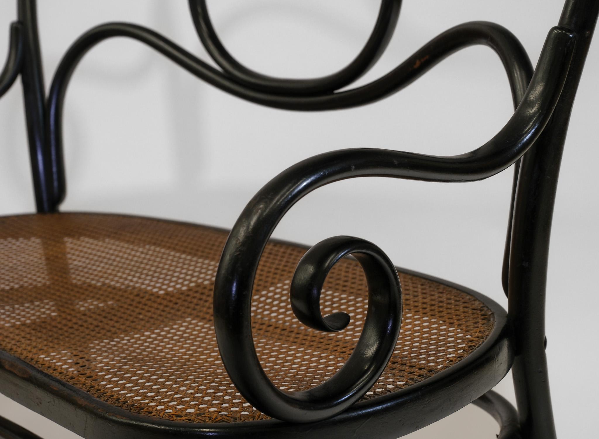 Canne Banc Art Nouveau en bois cintré ébénisé vers 1900 en vente