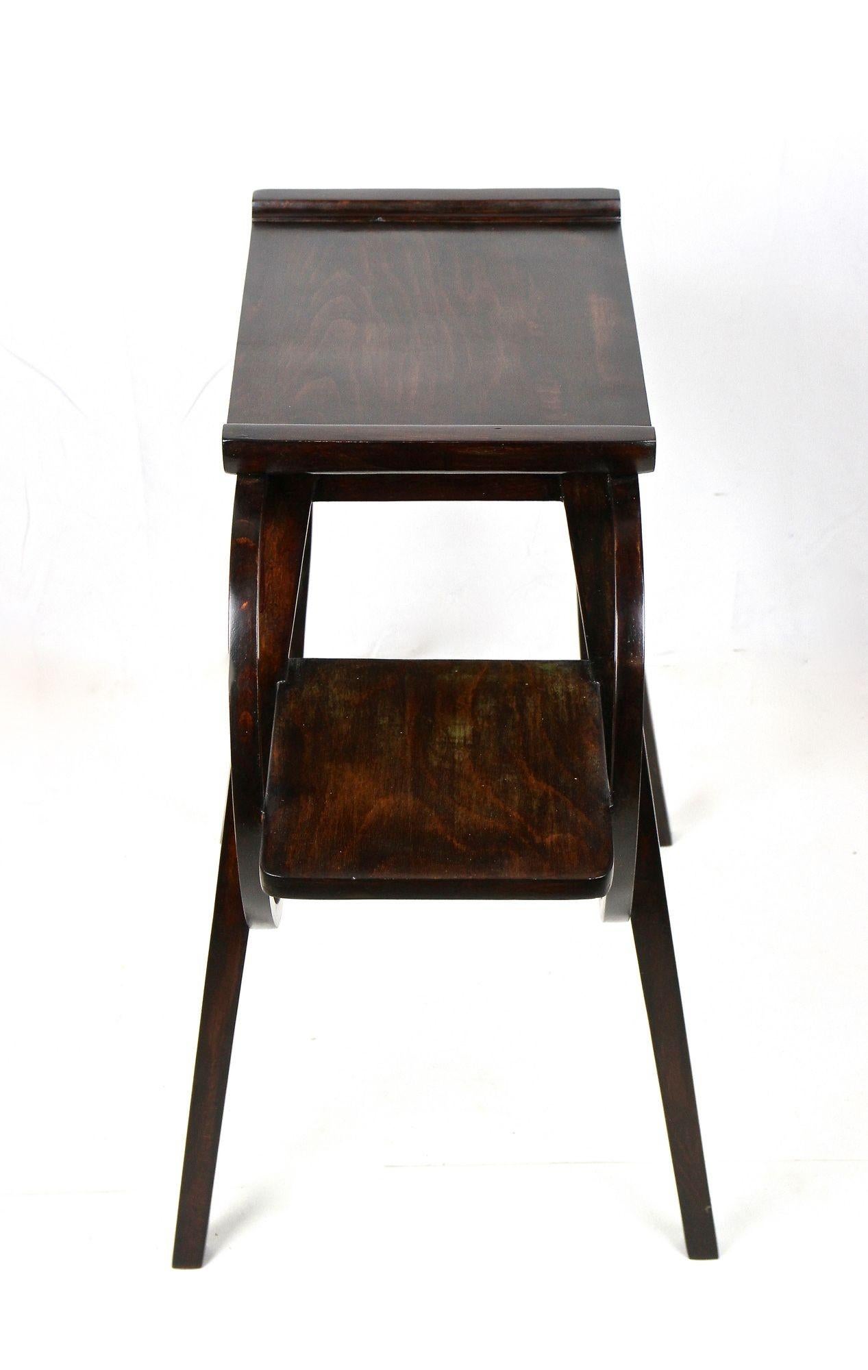 Estantería/mesita auxiliar/pedestal de flores Art Nouveau de madera curvada, Austria ca. 1905 en venta 1