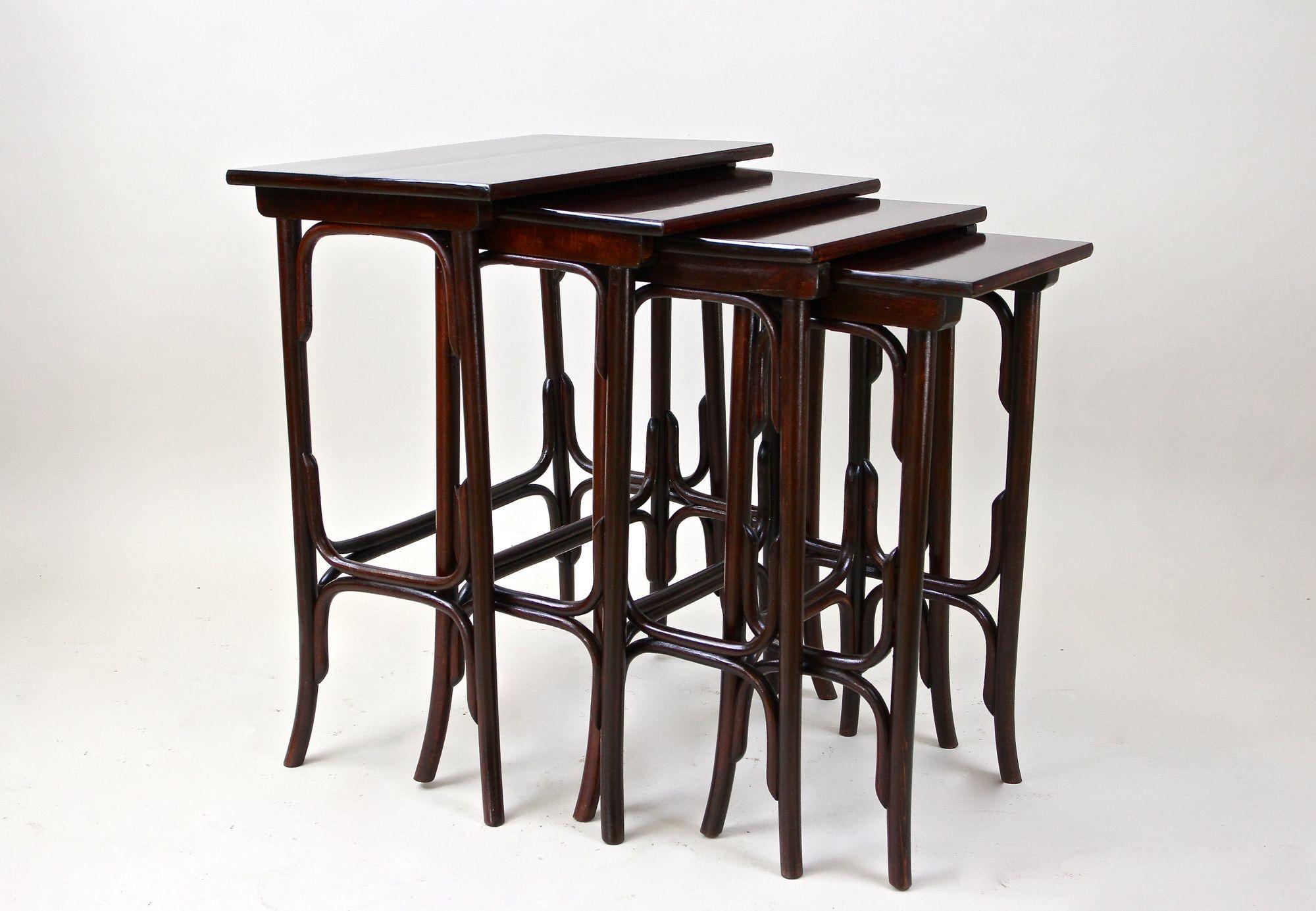 Magnifique ensemble de quatre tables gigognes en bois courbé Art Nouveau de la période autour de 1905 fabriquées par la célèbre manufacture Thonet de Vienne. Le modèle No. 10 a été réalisé avec art en bois courbé (= bois de hêtre plié sous l'effet