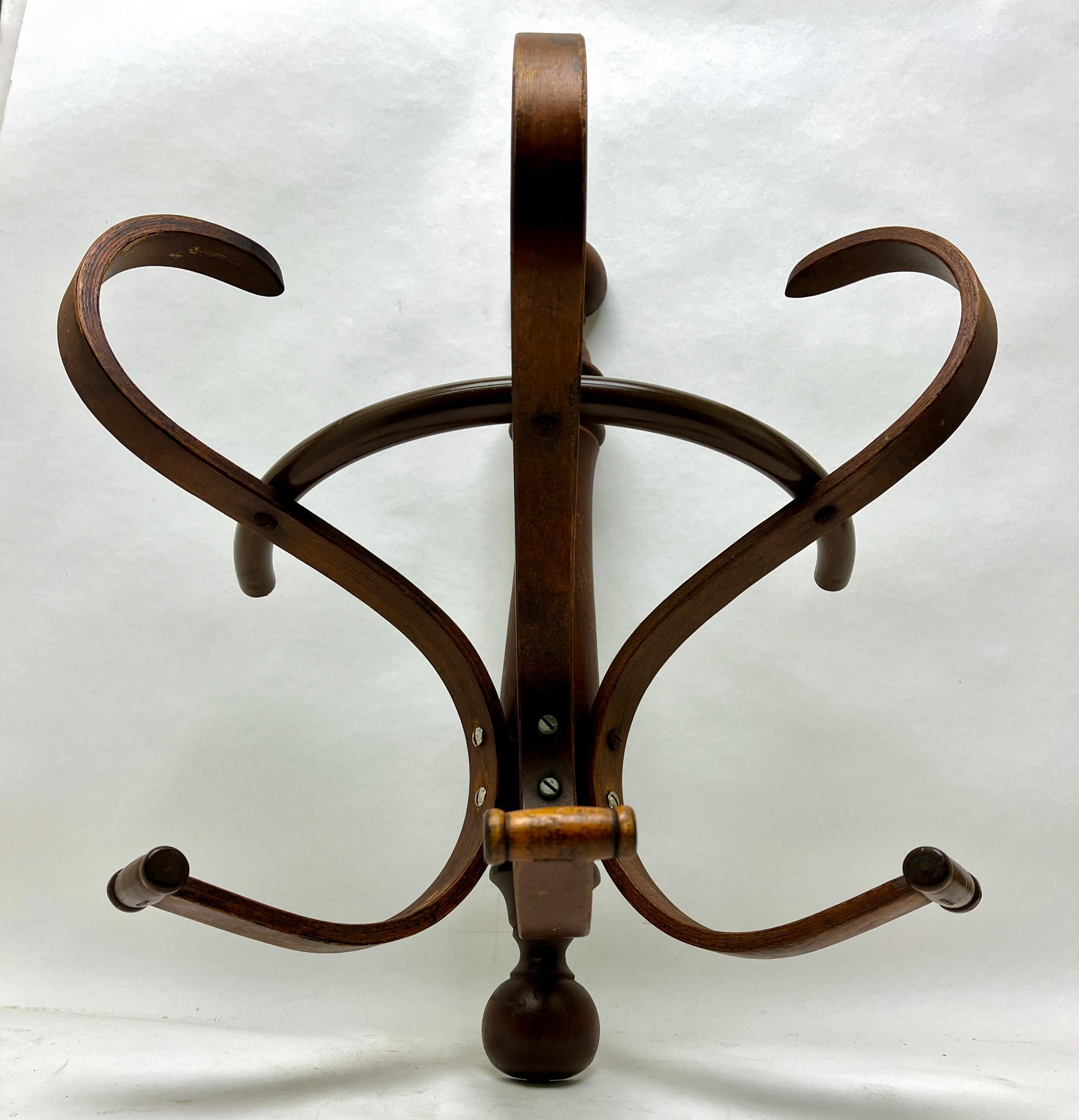 Art Nouveau bentwood wall coat rack style of Thonet, Vienna, 1910s
Original early 20th century Art Nouveau bentwood wall mount coat rack, in walnut.
Good conditions.
.