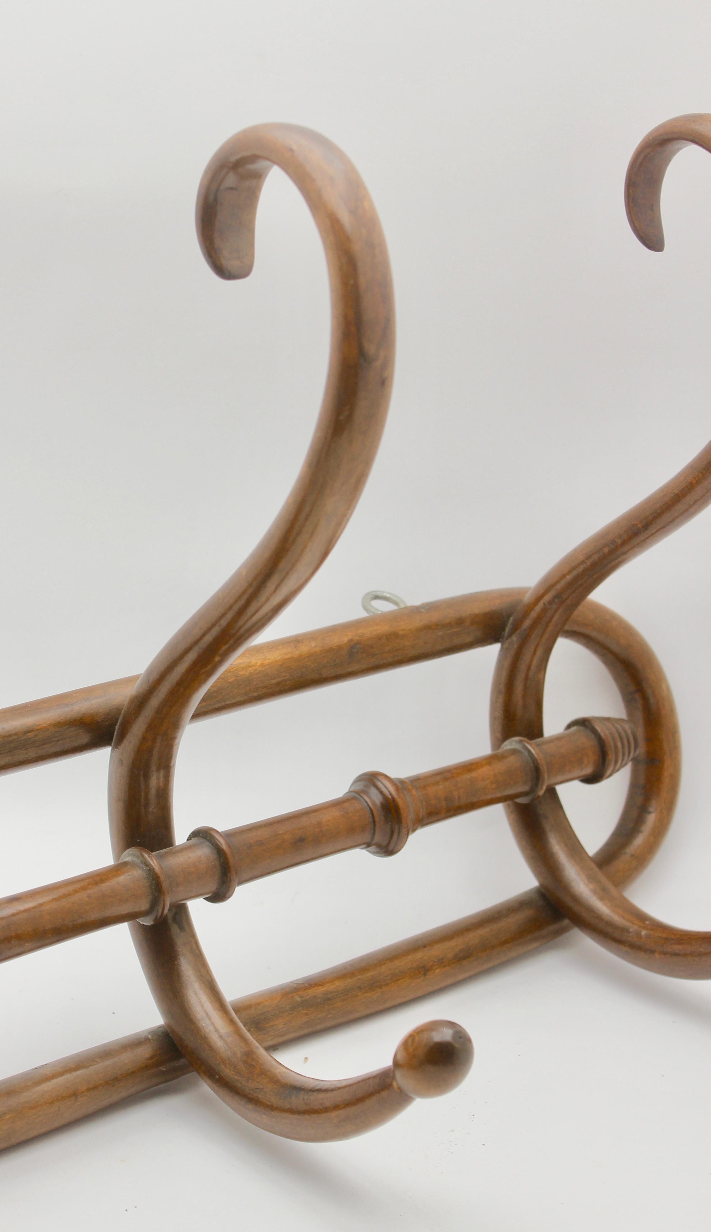 Art Nouveau Bentwood Wall Coat Rack attributed to Thonet, Vienna, 1910s

Original early 20th century Art Nouveau bentwood wall coat rack, in walnut.
Excellent conditions.
























 