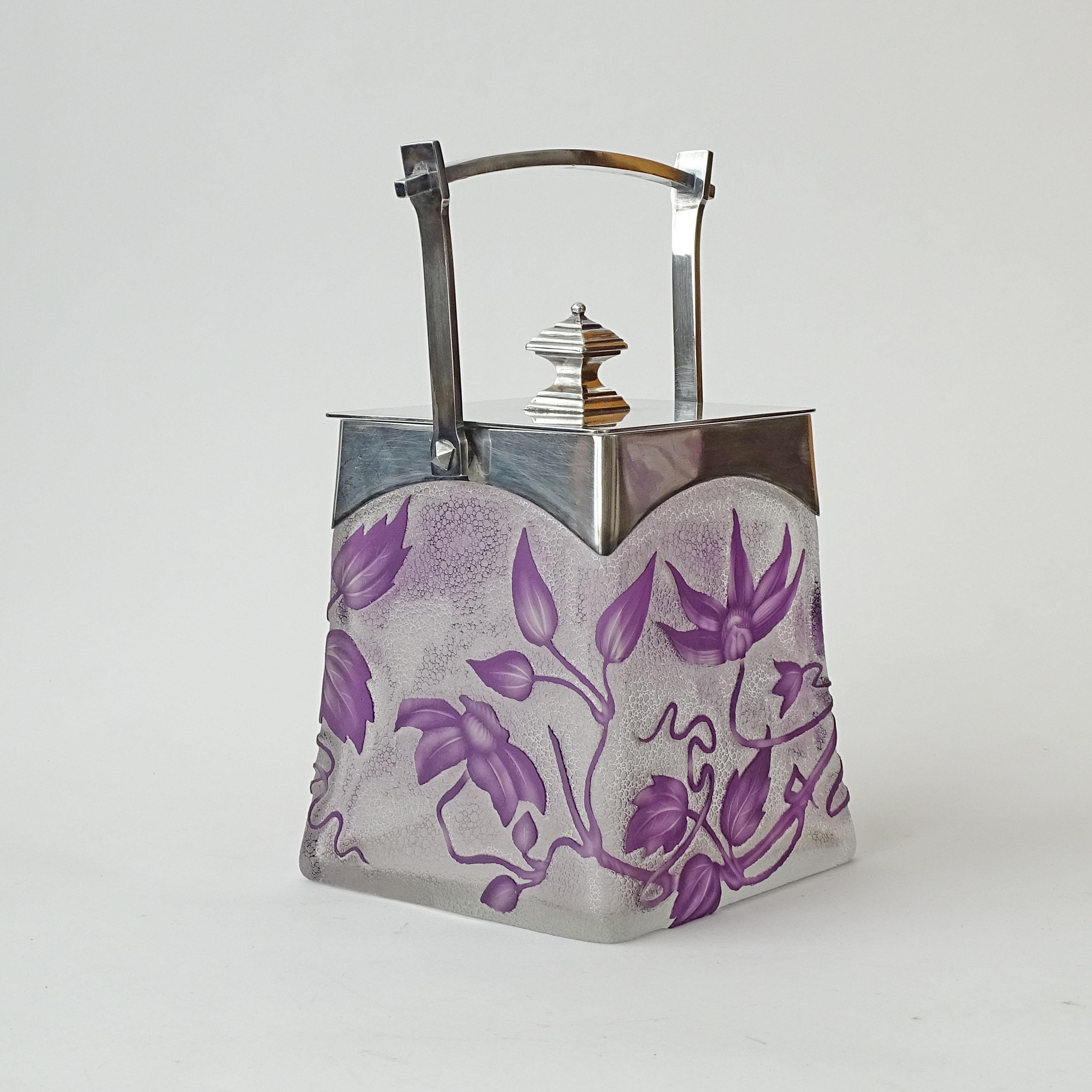Splendido e raro decanter in vetro acidato e metallo argentato Art Nouveau Berndorf e un barattolo per biscotti e sei bicchieri.
Vetro splendidamente inciso all'acido con fiori viola e viti.
Misure del decanter 18 x 14,5 x H. 28 cm
Misure del