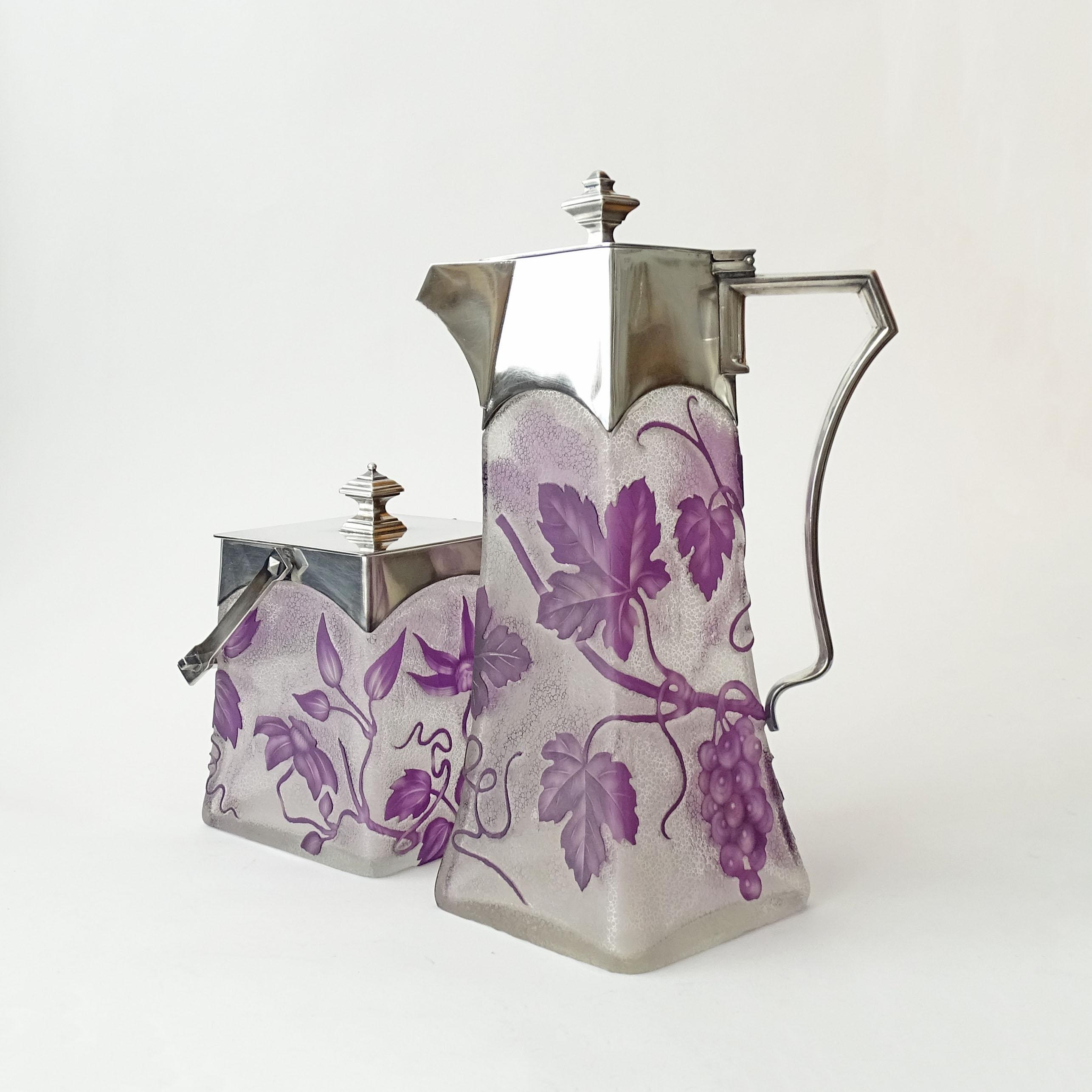 Oggetti in metallo Sei bicchieri e decanter in vetro e metallo acidato Art Nouveau Berndorf