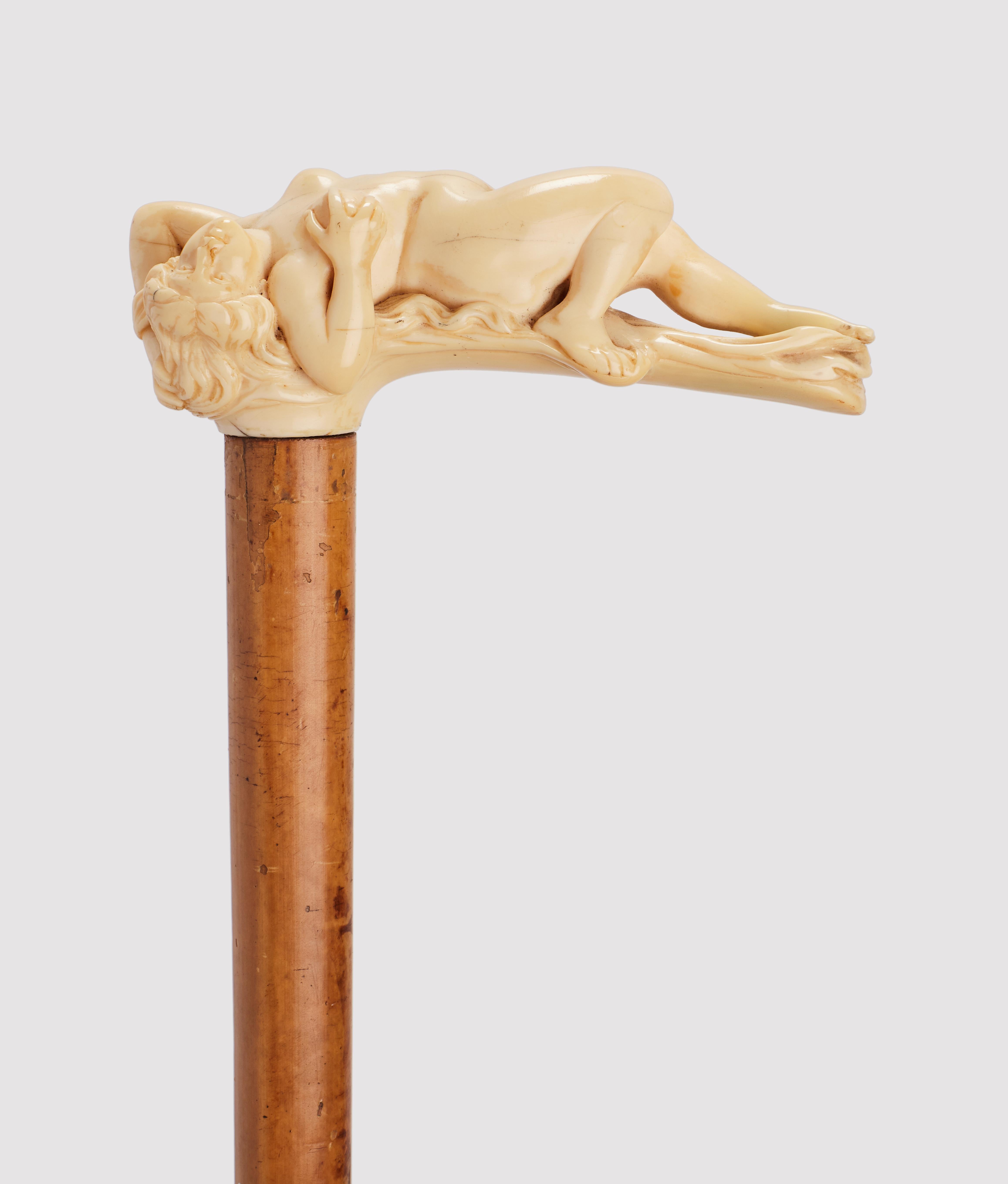 Canne : grand manche en ivoire sculpté. Canne Art Nouveau finement sculptée, elle représente une femme nue allongée. Arbre en bois de Malacca. Virole en corne. France vers 1900. (LIVRAISON DANS L'UE UNIQUEMENT)