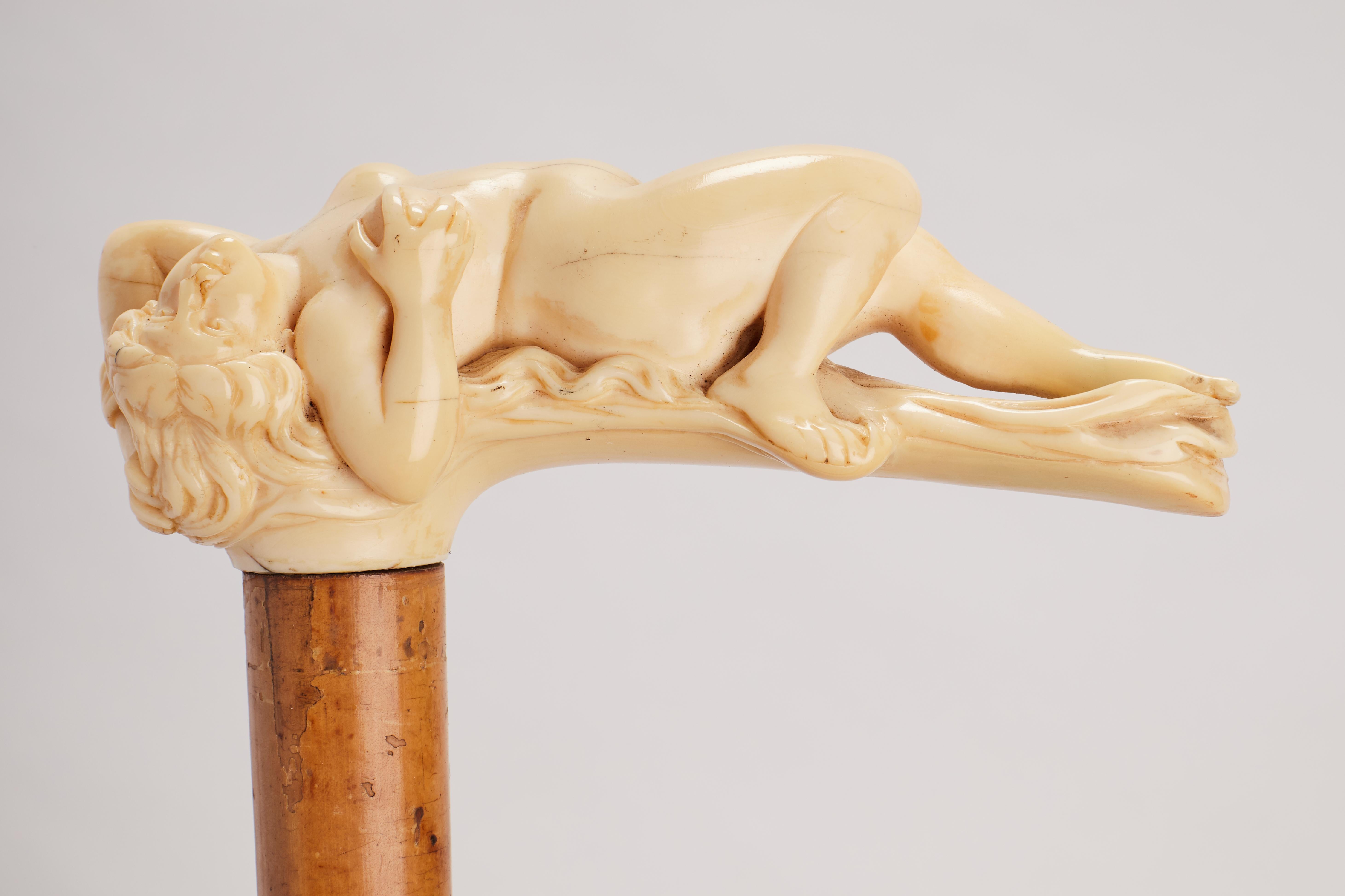 Français Grande canne à pied Art nouveau à poignée sculptée en ivoire, France 1900.  en vente